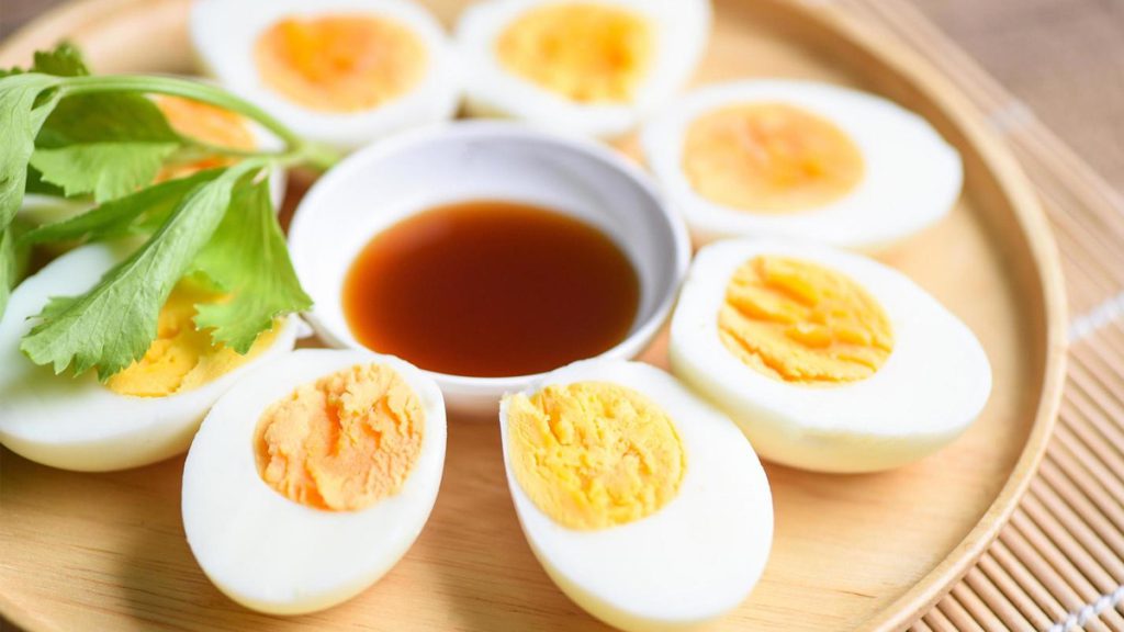 Bolo di Carote Salutare e Veloce: Una Ricetta Innovativa Senza Zucchero e Farina 

Approfondimento
Questa ricetta è perfetta per accompagnare la colazione, servire come spuntino del pomeriggio o soddisfare la voglia di dolce senza sensi di colpa. Il bolo di carote salutare è una scelta ideale per chi cerca di seguire una dieta equilibrata e salutare.

Possibili Conseguenze
La sostituzione degli ingredienti tradizionali con opzioni più salutare può avere conseguenze positive sulla salute, come la riduzione del consumo di zucchero e farina raffinata. Inoltre, l&#039;uso di ingredienti naturali e nutrienti può aiutare a mantenere un peso salutare e a prevenire malattie croniche.

Opinione
Questa ricetta è un&#039;ottima opzione per chi cerca di seguire una dieta salutare e gustosa. La combinazione delle carote con l&#039;avena e la frutta crea un sapore unico e delizioso, senza la necessità di aggiungere zucchero o farina raffinata.

Analisi Critica dei Fatti
La ricetta presentata è basata su ingredienti naturali e nutrienti, che possono aiutare a mantenere una dieta equilibrata e salutare. Tuttavia, è importante notare che la quantità di zucchero naturale presente nelle carote e nella frutta può variare a seconda della varietà e della maturazione.

Relazioni con altri fatti
Questa ricetta può essere collegata ad altre ricette salutari e gustose, come ad esempio il caldo di mandioca o la sobremesa di cocco classica. Inoltre, l&#039;uso di ingredienti naturali e nutrienti può essere associato a benefici per la salute, come la riduzione del rischio di malattie croniche.

Contesto storico
La ricetta del bolo di carote ha una lunga storia e può essere trovata in diverse culture e tradizioni. Tuttavia, la versione salutare presentata in questo articolo è una innovazione più recente, che si adatta alle esigenze delle diete moderne e salutari.

Fonti
La fonte di questa ricetta è il sito Tudo Gostoso, https://www.tudogostoso.com.br. Per ulteriori informazioni e ricette salutari, si consiglia di visitare il sito e di esplorare le diverse opzioni disponibili.