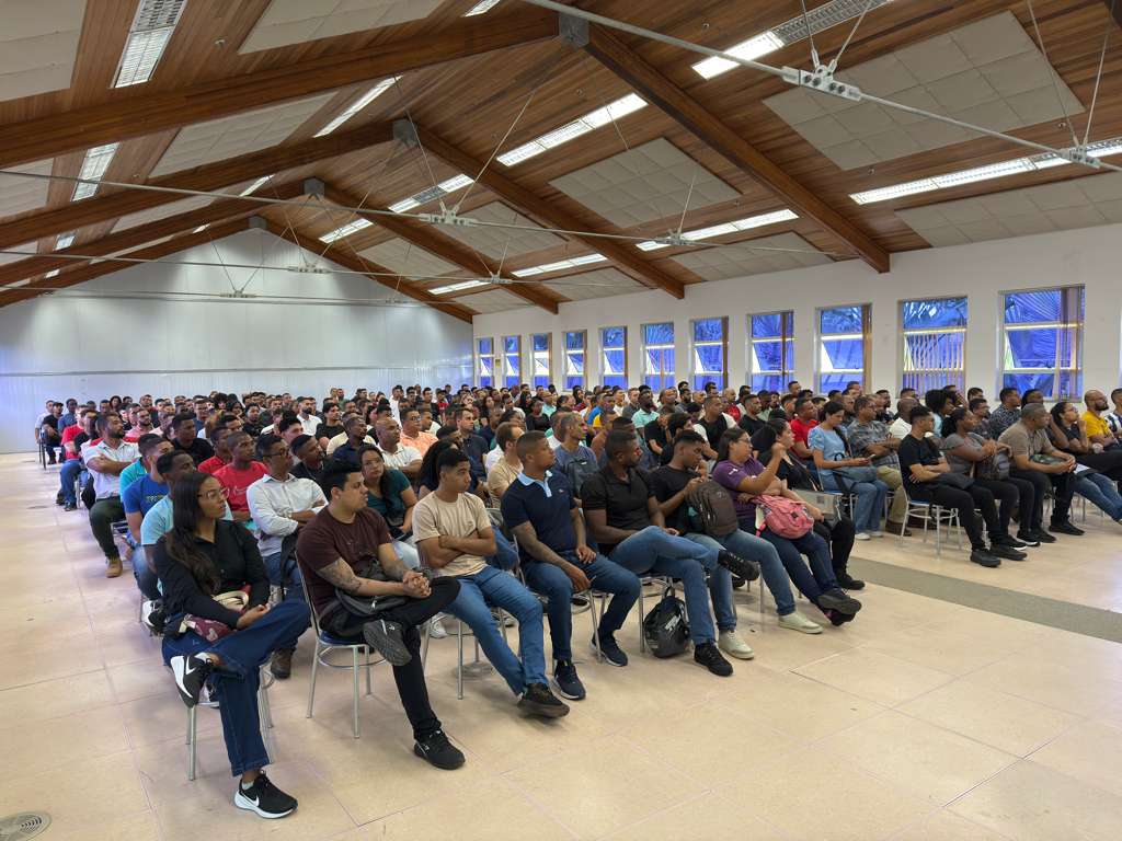 BYD Avvia la Produzione di Veicoli Elettrici in Brasile con il Primo Carico di Auto Assemblate a Camaçari

Approfondimento
La BYD, leader nel mercato brasiliano di auto elettriche, ha annunciato il primo carico commerciale di veicoli assemblati presso il suo complesso industriale a Camaçari. Il lotto iniziale, composto da 55 BYD Dolphin Mini, è stato inviato alle concessionarie del gruppo Águia Branca a Brasilia.
Il Dolphin Mini è l&#039;auto elettrica più venduta in Brasile, con 1.913 unità immatricolate nel mese di giugno. Il viaggio da Camaçari a Brasilia, di circa 1.400 chilometri, è previsto durare da tre a quattro giorni.

Possibili Conseguenze
La BYD è leader nel mercato brasiliano di auto elettriche con una partecipazione di mercato dell&#039;80%, e il Dolphin Mini è l&#039;auto elettrica più venduta in Brasile. Ciò potrebbe avere un impatto significativo sul mercato automobilistico brasiliano e sulla diffusione della mobilità elettrica nel paese.

Opinione
Secondo Tyler Li, presidente della BYD Auto do Brasile, &quot;siamo molto contenti di offrire al mercato brasiliano questo primo insieme di veicoli assemblati a Camaçari. Abbiamo fatto molto in poco tempo per promuovere la mobilità elettrica in Brasile e ciò è un motivo di enorme soddisfazione per noi della BYD&quot;.

Analisi Critica dei Fatti
La BYD ha fatto un importante passo avanti nella sua strategia di espansione in Brasile, assemblando e distribuendo veicoli elettrici nel paese. Ciò potrebbe avere un impatto positivo sull&#039;ambiente e sulla qualità della vita dei cittadini brasiliani, riducendo le emissioni di gas serra e migliorando la qualità dell&#039;aria.

Relazioni con altri fatti
La BYD ha recentemente annunciato la creazione di oltre 200 nuovi posti di lavoro in Brasile e ha lanciato nuovi modelli di auto elettriche nel mercato brasiliano. Ciò potrebbe indicare una strategia di lungo termine per la BYD di consolidare la sua posizione nel mercato automobilistico brasiliano e di promuovere la mobilità elettrica nel paese.

Contesto storico
La BYD è una delle principali aziende cinesi di auto elettriche e ha una lunga storia di innovazione e di investimenti nel settore della mobilità elettrica. La sua espansione in Brasile rappresenta un importante passo avanti nella sua strategia di crescita globale.

Fonti
La fonte di questo articolo è Sito Origine. Il link diretto all&#039;articolo originale è Articolo Originale.