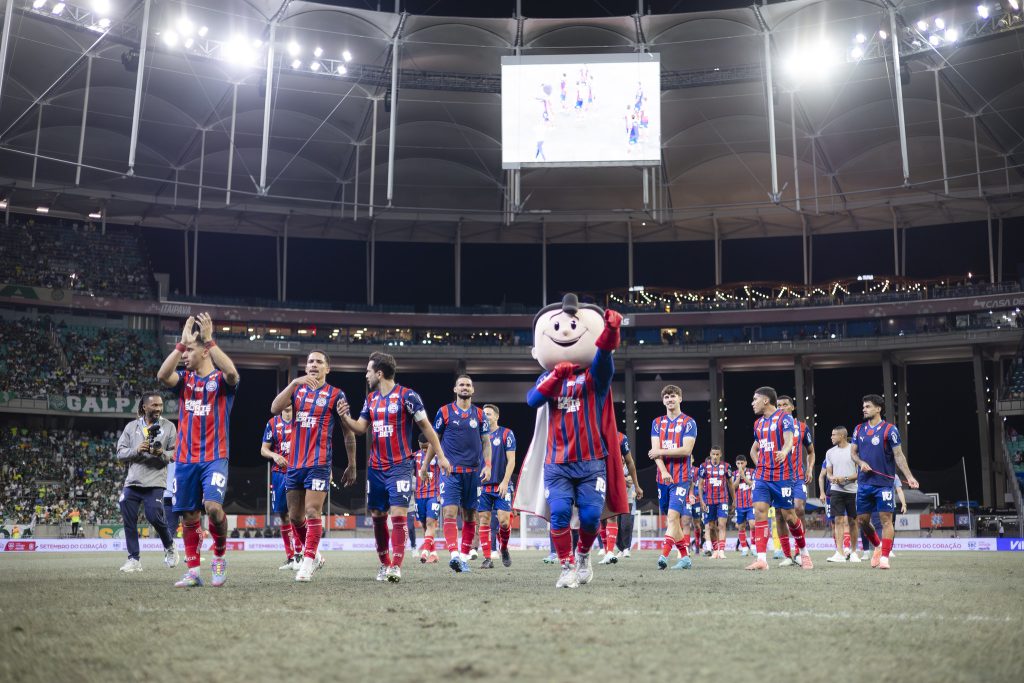 La possibile sconfitta del Palmeiras nella Copa Libertadores e il suo impatto sul Bahia e sulla classifica del Campionato Brasileiro 

Approfondimento
Il Palmeiras, considerato uno dei favoriti per il titolo, ha subito un duro colpo nella partita di andata delle semifinali della Copa Libertadores, perdendo 3-0 contro la LDU allo Stadio Rodrigo Paz Delgado, a Quito, capitale dell&#039;Ecuador. Con la classificazione compromessa a causa della grande svantaggio, il Palmeiras potrebbe avere un impatto sul Campionato Brasileiro, in particolare sulla lotta per il titolo e la qualificazione per le competizioni internazionali.
Leader della Série A e dentro il G-4, il team paulista aveva la possibilità di generare una vaga extra per la Libertadores dell&#039;anno prossimo se fosse stato campione nel 2025. Inoltre, il Verdão cederebbe la sua vaga nella fase a gironi al quinto classificato, che attualmente è il Bahia, facendo diventare il G-6 il G-7.

Possibili Conseguenze
La possibile sconfitta del Palmeiras potrebbe avere conseguenze importanti per il Bahia, che potrebbe ottenere una vaga nella fase a gironi della Libertadores. Inoltre, la classificazione del Palmeiras potrebbe anche influenzare la lotta per il titolo della Série A e la qualificazione per le competizioni internazionali.

Opinione
La sconfitta del Palmeiras è un duro colpo per la squadra e per i suoi tifosi, ma potrebbe anche essere un&#039;opportunità per il Bahia di ottenere una vaga nella fase a gironi della Libertadores. La lotta per il titolo della Série A e la qualificazione per le competizioni internazionali sarà ancora più accesa e interessante.

Analisi Critica dei Fatti
La sconfitta del Palmeiras è il risultato di una partita difficile contro la LDU, ma potrebbe anche essere il risultato di una serie di errori e di una mancanza di concentrazione da parte della squadra. La classificazione del Palmeiras potrebbe anche essere influenzata da fattori esterni, come la forma fisica e la motivazione dei giocatori.

Relazioni con altri fatti
La sconfitta del Palmeiras è collegata ad altri fatti importanti nel mondo del calcio, come la lotta per il titolo della Série A e la qualificazione per le competizioni internazionali. La classificazione del Palmeiras potrebbe anche influenzare la forma e la motivazione delle altre squadre che lottano per il titolo.

Contesto storico
La sconfitta del Palmeiras è parte di un contesto storico più ampio, che include la storia del calcio brasiliano e la lotta per il titolo della Série A. La classificazione del Palmeiras potrebbe anche essere influenzata da fattori storici, come la tradizione e la cultura della squadra.

Fonti
La fonte di questo articolo è UOL. L&#039;articolo originale può essere trovato al link https://www.uol.com.br/esporte/futebol/campeonato-brasileiro/2023/08/24/saiba-como-possivel-queda-do-palmeiras-pode-impactar-o-bahia.htm