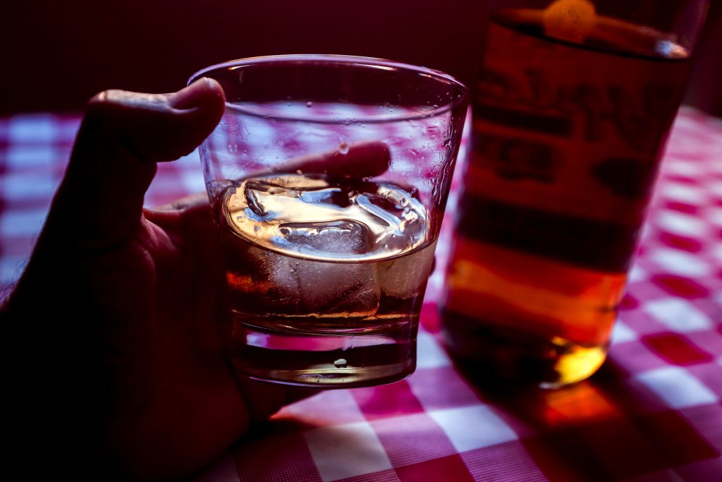 Castro barra bônus por matar e reacende polêmica da violência no Rio