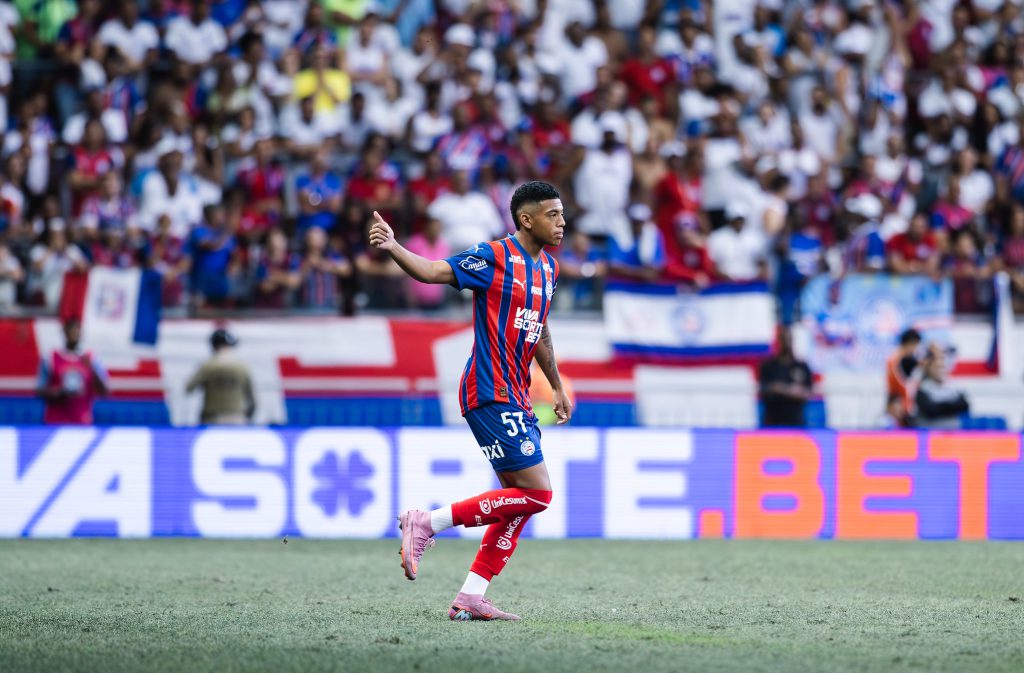 Bahia cerca di sfruttare la crisi del São Paulo nel Brasileirão 

Approfondimento
Il Bahia visita il São Paulo sabato 25 novembre al MorumBIS, cercando di mantenere fuori casa lo stesso livello di prestazioni mostrato nelle partite giocate in casa. Da un lato, il Tricolor Baiano tenta di reinventarsi lontano da Salvador, dall&#039;altro, il Tricolor Paulista sta vivendo una delle peggiori serie senza vittorie nella sua storia.
Per la partita valida per la 30ª giornata del Campionato Brasileiro, alle 21:30, il Bahia affronta un São Paulo in un momento di vera turbolenza. Il club paulista ha accumulato una serie di tre sconfitte consecutive, la sua peggiore prestazione dal 1936. Inoltre, il &quot;Soberano&quot; ha anche subito sette sconfitte nelle ultime otto partite, attraversando la peggiore fase della cosiddetta &quot;era Crespo&quot;.

Approfondimento
La sequenza negativa del São Paulo è la seguente: Mirassol 3 x 0 São Paulo - Brasileirão 2025 (29ª giornata), Grêmio 2 x 0 São Paulo - Brasileirão 2025 (28ª giornata), São Paulo 2 x 3 Palmeiras - Brasileirão 2025 (27ª giornata), Fortaleza 0 x 2 São Paulo - Brasileirão 2025 (26ª giornata), São Paulo 0 x 1 Ceará - Brasileirão 2025 (25ª giornata), São Paulo 0 x 1 LDU Quito - Libertadores 2025 (quarti di finale), Santos 1 x 0 São Paulo - Brasileirão 2025 (24ª giornata), LDU Quito 2 x 0 São Paulo - Libertadores 2025 (quarti di finale).

Possibili Conseguenze
Un altro dato che attira l&#039;attenzione nella fase attuale del São Paulo è il fatto che, per la sesta volta nella storia del club, la squadra ha segnato gol in sole due delle ultime otto partite disputate. Le altre occasioni in cui il Tricolor Paulista ha presentato prestazioni simili sono avvenute negli anni 1936, 1986, 1990, 2013 e 2019.

Opinione
Con il Bahia che cerca di rompere lo stigma di cattivo visitatore e il São Paulo che tenta di ritrovare la strada delle vittorie, il confronto promette di essere equilibrato. La partita sarà disputata sabato 25 novembre, alle 21:30, al MorumBIS, a São Paulo, per la 30ª giornata del Campionato Brasileiro.

Analisi Critica dei Fatti
Attualmente, il Bahia occupa la 5ª posizione, con 49 punti, e mira al G-4 della competizione, che ha il Mirassol come 4º classificato. Il São Paulo, invece, si trova un po&#039; più in basso nella classifica, al 9º posto, con 39 punti.

Relazioni con altri fatti
La partita tra Bahia e São Paulo è solo una delle tante sfide emozionanti del Campionato Brasileiro. La competizione è molto accesa e ogni squadra lotta per ottenere i migliori risultati possibili.

Contesto storico
Il Campionato Brasileiro è uno dei più importanti tornei di calcio del Sud America e ha una lunga storia di emozionanti partite e squadre competitive. Il Bahia e il São Paulo sono due delle squadre più storiche e blasonate del Brasile e hanno una lunga tradizione di rivalità.

Fonti
Fonte: Sito del fonte
Nota: Il link diretto all&#039;articolo originale non è disponibile.