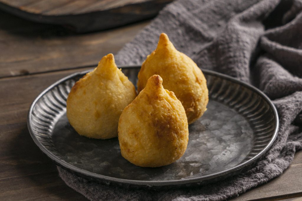 Caldo di Mandioca con Linguiça Defumada: una Ricetta Brasiliana per Riscaldare il Cuore e il Palato