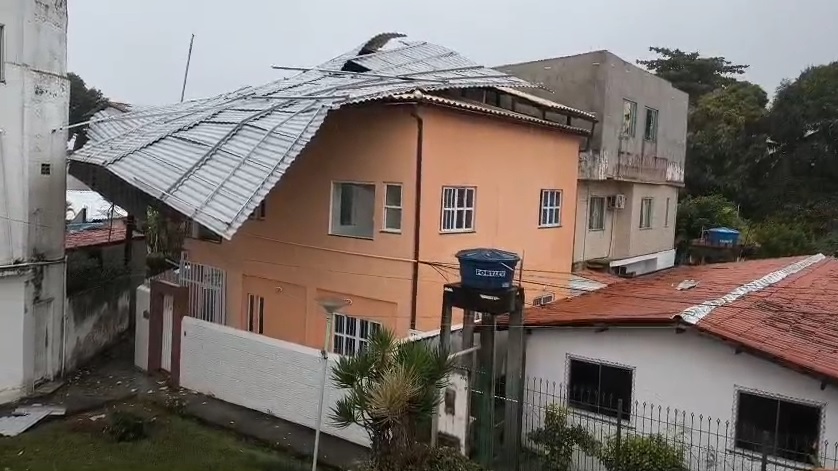 Pioggia torrenziale a Salvador: allagamenti, cadute di alberi e frane di terra nella capitale bahiana dopo tre giorni di pioggia continua 

Approfondimento
La città di Salvador è stata colpita da una serie di disastri naturali a causa della pioggia torrenziale che dura ormai da tre giorni. Gli allagamenti sono stati registrati in diversi quartieri, tra cui Pituba, Fazenda Coutos, Bairro da Paz, Itapuã, Uruguai, Jardim das Margaridas e Cajazeiras 11. Le strade sono state completamente sommerse, con le avenide Gal Costa e Assis Valente, a Cajazeiras, invase dall&#039;acqua. Anche la città di Lauro de Freitas, nella Regione Metropolitana di Salvador, ha subito allagamenti, in particolare sull&#039;Avenida Luiz Tarquínio.

Possibili Conseguenze
Le cadute di alberi sono state causate da raffiche di vento che hanno superato i 75 km/h. Almeno cinque alberi sono caduti in diversi luoghi, tra cui Ondina, dove un albero ha colpito un&#039;auto e un palo dell&#039;elettricità, e Pituba, dove c&#039;è stata una caduta di albero e una mancanza di energia. Questi incidenti hanno messo in pericolo la sicurezza dei cittadini e hanno causato danni alle proprietà.

Opinione
La SEMAN ha lavorato per rimuovere gli alberi caduti e i rami dalle vie pubbliche, eseguendo 12 rimozioni di alberi caduti e 8 raccolte di rami caduti. Le squadre hanno anche eseguito la rimozione di 5 canne di bambù che erano cadute nel Bambuzal dell&#039;Aeroporto. Tuttavia, è importante notare che la situazione potrebbe peggiorare se la pioggia continua, e quindi è fondamentale che i cittadini prendano misure di precauzione per garantire la loro sicurezza.

Analisi Critica dei Fatti
I disastri sono stati registrati in diversi quartieri della città, tra cui Fazenda Grande III, Mata Escura, São Marcos, Santa Cruz, Castelo Branco, Ondina, Bairro da Paz, Cabula, Nova Brasília, Cassange e Pirajá. A Novo Marotinho, una frana di terra ha minacciato di far crollare una residenza, costringendo due famiglie a lasciare le loro case. È chiaro che la pioggia torrenziale ha avuto un impatto significativo sulla città, e quindi è importante che le autorità prendano misure per aiutare le famiglie colpite e per prevenire ulteriori disastri.

Relazioni con altri fatti
Il destelhamento di case è stato causato dalla ventania, che ha colpito i quartieri di Castelo Branco, Bairro da Paz e Saboeiro. Sulla costa, i residenti hanno riferito di onde alte e di avanzamento del mare, in particolare a Gamboa de Baixo, dove l&#039;acqua ha invaso il tradizionale Bar da Mônica. Questi eventi sono collegati alla pioggia torrenziale e ai venti forti che hanno colpito la città.

Contesto storico
La Protezione Civile (Codesal) ha registrato, fino alle 23:00, almeno 27 frane di terra, 18 destelhamenti, 11 crolli di muro, 51 minacce di crollo, 20 minacce di frana e 1 minaccia di caduta di palo. La previsione è di pioggia intensa fino a giovedì 23, con volumi di fino a 50 mm al giorno e venti di fino a 60 km/h. È importante che i cittadini siano consapevoli della situazione e prendano misure di precauzione per garantire la loro sicurezza.

Fonti
La fonte di questo articolo è il sito G1, che ha pubblicato l&#039;articolo originale https://g1.globo.com/ba/bahia/noticia/2023/03/22/destelhamentos-e-cadute-de-arvores-marcam-3-dia-de-chuva-em-salvador.ghtml.