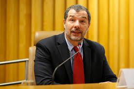 La Porta Girevole della Violenza Domestica: Come Rompere il Ciclo della Violenza e Costruire una Società più Sicura

Introduzione
Nelle aule di giustizia per la violenza domestica, un fenomeno inquietante si ripete: uomini che ritornano nel sistema, vittime che cercano nuovamente protezione, storie che sembrano circolari. Questo è ciò che viene comunemente chiamato &quot;porta girevole&quot; del sistema di giustizia: l&#039;utente non riesce a staccarsi dalla porta che lo spinge nuovamente all&#039;interno del tribunale, intrappolato nello stesso movimento che lo ha portato lì - un ciclo in cui il processo si conclude, ma la vita reale continua a girare nello stesso punto.

Approfondimento
Il processo formale si conclude, ma il conflitto persiste. Il ciclo si ripete perché il sistema agisce sull&#039;episodio, non sul modello di comportamento che lo produce. Questo modello non nasce dal caso, ma viene trasmesso di generazione in generazione, come se fosse parte naturale dell&#039;identità maschile. Fin da giovani, molti uomini imparano - attraverso parole o silenzi - che spetta a loro dominare: decidere, imporre, controllare. La forza, l&#039;autorità e persino l&#039;amore vengono misurati dalla capacità di comando.

Possibili Conseguenze
Quando lo Stato reagisce solo con la punizione, senza offrire percorsi di ri-educazione, il risultato è prevedibile: lo stesso uomo, con le stesse credenze ereditate, ritorna alla corte - con un&#039;altra vittima, o con la stessa, più ferita e più scettica. L&#039;ingranaggio delle porte girevoli non deriva solo dall&#039;insufficienza di risorse o dalla lentezza istituzionale.

Opinione
Un sistema che misura il suo successo solo dal numero di processi giudicati assomiglia a un ristorante che si vanta della velocità con cui serve i piatti, anche se i suoi clienti escono denutriti. Ciò che alimenta il cittadino non è il dispaccio, ma il cambiamento che egli vive.

Analisi Critica dei Fatti
Superare le porte girevoli richiede di spostare l&#039;attenzione dalla punizione alla ri-educazione. Significa riconoscere che il vero accesso alla giustizia consiste nell&#039;accesso a una soluzione efficace - quella che interrompe il ciclo della violenza e sviluppa competenze relazionali nei suoi partecipanti.

Relazioni con altri fatti
Ciò implica anche capacità di far comprendere all&#039;aggressore cosa sostiene il suo comportamento, e alla vittima di riconoscere i suoi limiti e ricostruire la sua autonomia. Non si tratta di indulgenza, ma di efficacia: senza trasformazione, non c&#039;è prevenzione; senza prevenzione, non c&#039;è pace.

Contesto storico
Le aule di giustizia per la violenza domestica sono, in questo senso, più che spazi di giudizio - sono territori pedagogici dello Stato. Ogni decisione dovrebbe contenere, oltre alla risposta giuridica, un gesto educativo: l&#039;invio a programmi riflessivi, lo stimolo all&#039;autocritica, l&#039;apprendimento di come si conquista il rispetto in casa attraverso servizi e non per paura.

Fonti
Il concetto sviluppato da Mark Moore, dell&#039;Università di Harvard, ci aiuta a comprendere questo: il valore di un&#039;istituzione pubblica non si misura dalla sua produttività, ma dalla sua capacità di produrre risultati sostanziali per la società. Il successo di un&#039;aula di giustizia per la violenza domestica non risiede nella quantità di misure protettive emesse, ma nella riduzione dei casi che ritornano; non sta nelle statistiche di condanna, ma nelle relazioni che smettono di essere violente perché qualcuno ha imparato ad amare senza dominare e, con ciò, a essere rispettato e non temuto.
Fonte: Folha de S.Paulo