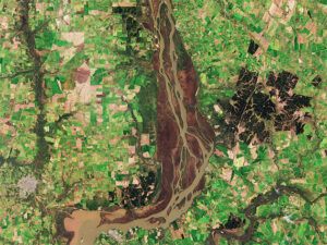 Satelliti per un futuro più verde: come la tecnologia spaziale aiuta a ridurre le emissioni di gas serra nel settore del bestiame

Introduzione
Il progetto Time2Graze utilizzerà i dati dei satelliti Sentinel-2 per monitorare la biomassa dei pascoli e supportare gli agricoltori e i gestori del territorio nelle decisioni relative alla gestione del pascolo, all&#039;allocazione delle risorse e all&#039;uso sostenibile del suolo.
Da migliaia di anni, l&#039;uomo osserva il cielo per orientarsi - le costellazioni come il Toro e le Pleiadi segnalavano il cambiamento delle stagioni e i momenti migliori per piantare, raccogliere e spostare gli animali.
Oggi, potremmo presto rivolgerci nuovamente al cielo, ma questa volta ai satelliti che rivelano in tempo reale quando e dove le erbe sono più nutrienti e digeribili. Nutrire il bestiame in questi momenti di picco non solo aumenta la crescita, ma riduce anche il metano, poiché gli animali rilasciano più metano durante la digestione, un processo noto come fermentazione enterica.

Approfondimento
A livello globale, la fermentazione enterica da parte del bestiame rappresenta quasi un terzo delle emissioni di metano generate dalle attività umane. Ciò è importante perché il metano ha un potere di trappola del calore 86 volte superiore a quello del CO2 nel corso di un periodo di 20 anni; tuttavia, si decompone molto più rapidamente. Ciò significa che la riduzione del metano è uno dei modi più rapidi per rallentare il tasso di aumento della temperatura globale.

Possibili Conseguenze
Una gestione più intelligente del pascolo rappresenta un&#039;opportunità significativa. Gli agricoltori già ruotano le mandrie in modo che i pascoli possano recuperare, ma spesso si affidano al caso. Quando il bestiame pascola erbe più giovani e digeribili, produce meno metano per unità di latte o carne. Tuttavia, in molte regioni, le fattorie catturano solo il 40-60% del potenziale dei pascoli. Sbloccare questo potenziale migliorerebbe la produttività e ridurrebbe le emissioni.

Opinione
Due terzi di tutte le terre agricole nel mondo sono dedicate al pascolo del bestiame, quindi anche piccoli guadagni di efficienza possono avere un grande impatto. Un miglioramento del 10% della digeribilità del foraggio, ad esempio, può ridurre le emissioni di metano per unità di foraggio o prodotto del 12-20%.

Analisi Critica dei Fatti
La chiusura del divario di produttività dei pascoli ottimizzando il pascolo non solo ridurrebbe significativamente le emissioni di metano, ma migliorerebbe anche i mezzi di sussistenza degli allevatori di bestiame, poiché aumenti della produttività del bestiame si traducono in più latte e più carne per animale.

Relazioni con altri fatti
Il progetto Time2Graze, finanziato dal Global Methane Hub e in partnership con il Land &amp; Carbon Lab, applicherà i dati dei satelliti Sentinel-2 e la modellazione per monitorare la biomassa dei pascoli. Questi dati in tempo reale, combinati con le osservazioni dei rancher e gli strumenti di supporto alle decisioni digitali, forniranno informazioni importanti per gli agricoltori e i gestori del territorio, aiutandoli a prendere decisioni informate sulla gestione del pascolo, l&#039;allocazione delle risorse e l&#039;uso sostenibile del suolo.

Contesto storico
Le innovazioni nella monitorazione dei pascoli e del foraggio basate sui satelliti stanno emergendo come strumenti potenti per ridurre il metano e migliorare la produttività. I governi, le istituzioni finanziarie per il clima e le banche di sviluppo dovrebbero dare priorità e ampliare il sostegno a queste soluzioni per accelerare il loro impatto nel settore del bestiame.

Fonti
Fonte: IPS News - Eyes in the Sky: How Satellites Are Helping to Reduce Emissions from Livestock