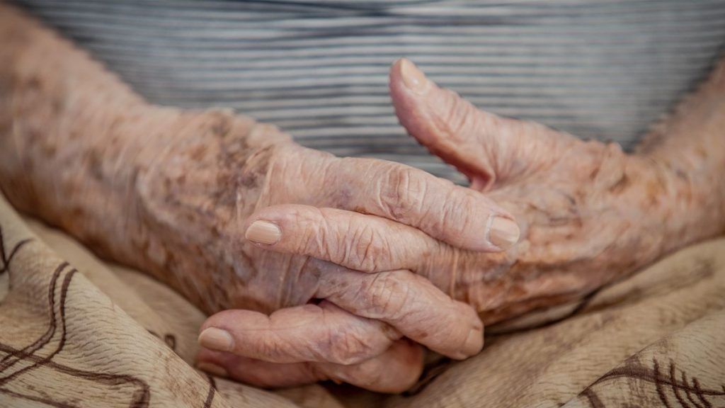 Arrestato il gestore di un rifugio per anziani a Salvador dopo la scoperta di condizioni disumane e degradanti

Approfondimento
Il responsabile dell&#039;istituzione è stato accusato in flagranza con base allo Statuto degli Anziani, che prevede una punizione per chi mette a rischio la salute o l&#039;integrità fisica e mentale delle persone anziane. L&#039;azione è stata parte dell&#039;Operazione Virtude, volta a combattere i crimini contro le persone anziane e con disabilità.
Possibili Conseguenze
Le conseguenze di questo caso potrebbero essere gravi, poiché gli anziani coinvolti potrebbero aver subito danni fisici e psicologici a causa delle condizioni in cui sono stati costretti a vivere. È fondamentale che le autorità prendano misure severe per garantire la protezione e l&#039;assistenza necessarie a queste persone vulnerabili.
Opinione
È fondamentale che le autorità prendano misure severe contro coloro che commettono abusi sugli anziani e che garantiscano la protezione e l&#039;assistenza necessarie a queste persone vulnerabili. La società deve essere consapevole dell&#039;importanza di proteggere gli anziani e di garantire loro un trattamento dignitoso.
Analisi Critica dei Fatti
L&#039;arresto del gestore del rifugio è un passo importante nella lotta contro gli abusi sugli anziani, ma è necessario che le autorità continuino a monitorare la situazione e a prendere misure per prevenire che simili abusi si verifichino in futuro. È importante che le autorità lavorino per migliorare le condizioni di vita degli anziani e per garantire loro l&#039;accesso a servizi di assistenza di qualità.
Relazioni con altri fatti
Questo caso è parte di un problema più ampio di abusi sugli anziani in Brasile, e sottolinea l&#039;importanza di una maggiore attenzione e protezione per queste persone vulnerabili. È necessario che le autorità prendano misure per prevenire gli abusi sugli anziani e per garantire loro la protezione e l&#039;assistenza necessarie.
Contesto storico
L&#039;Operazione Virtude è parte di una serie di iniziative volte a combattere i crimini contro le persone anziane e con disabilità in Brasile, e dimostra l&#039;impegno delle autorità nel proteggere queste persone. È importante che le autorità continuino a lavorare per migliorare la protezione degli anziani e per garantire loro un trattamento dignitoso.
Fonti
Fonte: Sito origine, nota da rss. Purtroppo, il link diretto all&#039;articolo originale non è disponibile.
