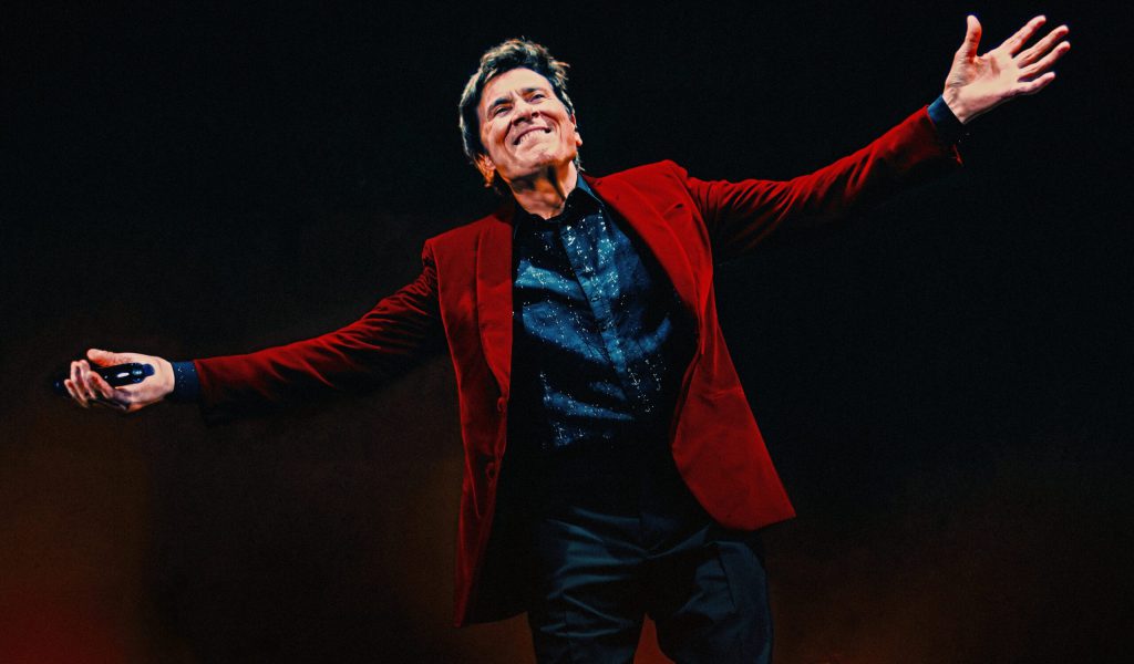 Gianni Morandi annuncia il tour &#039;C&#039;era un ragazzo 2026&#039; per celebrare 60 anni di carriera con 10 date nei principali palasport italiani