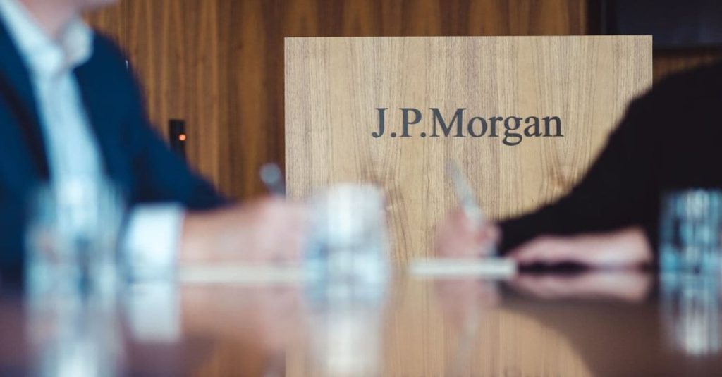 La Diversificazione degli Investimenti: Una Strategia Fondamentale per la Gestione del Rischio e la Crescita a Lungo Termine 

Introduzione
La diversificazione rappresenta una condizione fondamentale in finanza, caratterizzata da una valenza positiva in quanto consente di ridurre e controbilanciare i rischi. Tuttavia, la sua realizzazione si rivela spesso difficile, soprattutto quando si tratta di gestire portafogli complessi e variati.

Il Ruolo della Diversificazione
La diversificazione gioca un ruolo cruciale nel ridurre l&#039;esposizione al rischio credito, permettendo agli investitori di distribuire i loro investimenti su diverse classi di attività, settori e geografie. Ciò aiuta a mitigare gli effetti negativi di eventuali perdite in una specifica area, garantendo una maggiore stabilità e resilienza del portafoglio.

Approfondimento
JP Morgan, uno dei principali istituti finanziari a livello globale, ha fatto della diversificazione il motore della sua strategia di investimento. Concentrandosi sul rischio credito, l&#039;istituto cerca di ottimizzare i rendimenti degli investimenti minimizzando l&#039;esposizione ai rischi di credito. Questo approccio consente di mantenere un equilibrio tra la ricerca del rendimento e la gestione del rischio, aspetto fondamentale per garantire la stabilità e la crescita a lungo termine.

Possibili Conseguenze
La mancata diversificazione del portafoglio può portare a conseguenze negative, come una maggiore esposizione ai rischi di mercato e di credito. Al contrario, una strategia di diversificazione ben pianificata e gestita può condurre a una riduzione del rischio complessivo, a una maggiore stabilità dei rendimenti e a una migliore protezione del patrimonio degli investitori.

Opinione
È opinione comune tra gli esperti finanziari che la diversificazione sia una delle strategie più efficaci per gestire i rischi e massimizzare i rendimenti degli investimenti. Tuttavia, è fondamentale che gli investitori abbiano una comprensione approfondita dei mercati e delle strategie di investimento per poter implementare una diversificazione efficace.

Analisi Critica dei Fatti
L&#039;analisi critica dei fatti relativi alla diversificazione e al rischio credito sottolinea l&#039;importanza di una gestione attiva e dinamica del portafoglio. Gli investitori devono essere in grado di adattarsi rapidamente alle condizioni di mercato in evoluzione e di rivedere costantemente la loro strategia di diversificazione per garantire che rimanga allineata con i loro obiettivi di investimento.

Relazioni con altri Fatti
La diversificazione è strettamente legata ad altri concetti finanziari, come la gestione del rischio e la pianificazione degli investimenti. Una comprensione approfondita di questi concetti è essenziale per poter implementare una strategia di diversificazione efficace e raggiungere gli obiettivi di investimento.

Contesto Storico
La diversificazione ha una lunga storia nella finanza, con esempi di strategie di diversificazione che risalgono a molti anni fa. Tuttavia, è solo negli ultimi decenni che la diversificazione è diventata una componente fondamentale della gestione degli investimenti, grazie anche all&#039;evoluzione dei mercati finanziari e alla crescente complessità degli strumenti di investimento.

Fonti
Il presente articolo si basa su informazioni disponibili pubblicamente e su fonti finanziarie attendibili, tra cui il sito web di JP Morgan. Per ulteriori informazioni e approfondimenti, si consiglia di consultare direttamente le fonti originali. 
Fonte: https://www.jpmorgan.com/