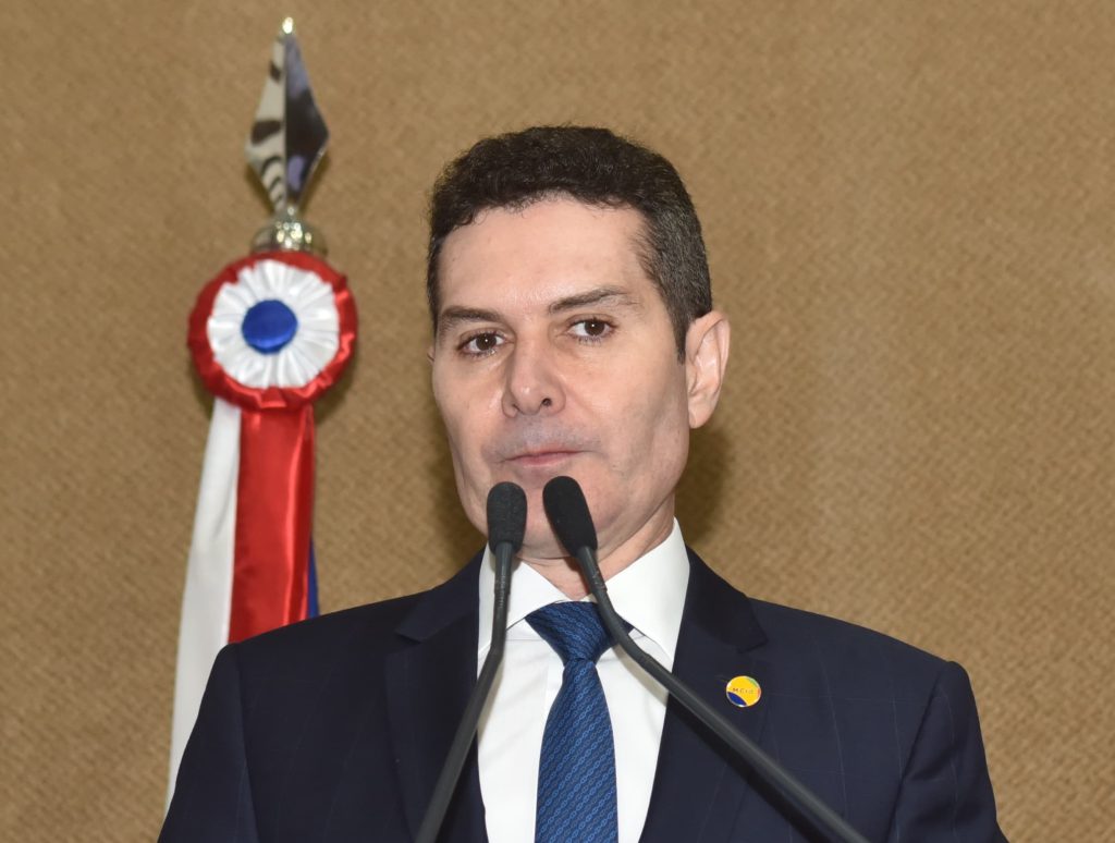 Il presidente Lula da Silva si ritira dopo una dichiarazione controversa sugli utenti e i trafficanti di droga 

Approfondimento
Il presidente Luiz Inácio Lula da Silva, dopo una dichiarazione polemica durante una conferenza stampa a Giacarta, in Indonesia, ha cercato di redimersi pubblicando un messaggio sul social network X, affermando che la sua posizione è chiara contro i trafficanti e il crimine organizzato. Ha poi sottolineato le misure del governo per combattere il crimine organizzato.

Possibili Conseguenze
La dichiarazione di Lula ha avuto un impatto negativo e sta essere criticata da parlamentari dell&#039;opposizione al governo. La sua affermazione potrebbe avere conseguenze sulla sua immagine pubblica e sulla sua capacità di affrontare il problema della droga e del crimine organizzato.

Opinione
La dichiarazione di Lula ha sollevato molte critiche e ha messo in discussione la sua strategia per affrontare il problema della droga e del crimine organizzato. È importante che il governo adotti un approccio più efficace e coerente per combattere il crimine organizzato e proteggere i cittadini.

Analisi Critica dei Fatti
La dichiarazione di Lula ha messo in luce la complessità del problema della droga e del crimine organizzato. È importante che il governo adotti un approccio più olistico e che coinvolga tutti gli attori coinvolti, compresi gli utenti, i trafficanti e le autorità.

Relazioni con altri fatti
La dichiarazione di Lula si inserisce nel contesto di una più ampia discussione sulla politica di droga e di sicurezza pubblica in Brasile e negli Stati Uniti. È importante che i leader politici adottino un approccio più coerente e efficace per affrontare questi problemi.

Contesto storico
La lotta contro il crimine organizzato e il traffico di droga è un problema storico in Brasile e negli Stati Uniti. È importante che i leader politici imparino dalle esperienze del passato e adottino un approccio più efficace e coerente per affrontare questi problemi.

Fonti
La fonte di questo articolo è il sito RSS, che ha pubblicato l&#039;articolo originale con il titolo &quot;Lula se retrata após declaração polêmica sobre usuários e traficantes&quot;.