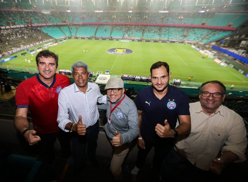 São Paulo contro Bahia: sfida cruciale per la classifica del Brasileirão 

Approfondimento
La partita tra São Paulo e Bahia sarà trasmessa in televisione a pagamento da SporTV e in pay-per-view da Premiere. Il São Paulo ha 15 giocatori della base che stanno allenandosi per affrontare il Bahia, a causa di una serie di assenze che il team sta affrontando. Calleri, Rafael Tolói, Cédric Soares e Ferraresi non saranno disponibili per il club, i primi tre a causa di infortuni e l&#039;ultimo a causa di squalifica.
Il Bahia, invece, continua a gestire la stessa lista di giocatori infortunati di prima, con Caio Alexandre che si sta curando un infortunio alla coscia, Erick Pulga in transizione fisica e Éverton Ribeiro in recupero dopo l&#039;operazione di rimozione del cancro alla tiroide.

Possibili Conseguenze
La vittoria del Bahia potrebbe avere un impatto significativo sulla classifica, portando la squadra più vicina alla qualificazione diretta per la Libertadores. Allo stesso tempo, una sconfitta del São Paulo potrebbe compromettere la sua posizione nella classifica e rendere più difficile la sua qualificazione per le competizioni internazionali.

Opinione
La partita tra São Paulo e Bahia è fondamentale per entrambe le squadre, che cercano di raggiungere i loro obiettivi nella classifica. Il Bahia deve continuare a vincere per mantenere la sua posizione nel G-4, mentre il São Paulo deve cercare di tornare alla vittoria per non perdere terreno nella classifica.

Analisi Critica dei Fatti
La situazione del São Paulo è critica, con tre sconfitte consecutive che hanno compromesso la sua posizione nella classifica. Il team deve trovare una soluzione per tornare alla vittoria e mantenere la sua posizione nella classifica. Il Bahia, invece, è in una buona posizione per raggiungere la qualificazione diretta per la Libertadores, ma deve continuare a vincere per mantenere la sua posizione nel G-4.

Relazioni con altri fatti
La partita tra São Paulo e Bahia è solo una delle tante partite che si giocano nella 30ª giornata del Brasileirão. La classifica è molto stretta e ogni partita è fondamentale per le squadre che cercano di raggiungere i loro obiettivi.

Contesto storico
Il São Paulo e il Bahia hanno una lunga storia di incontri, con il São Paulo che ha vinto la maggior parte delle partite. Tuttavia, il Bahia ha sempre dato filo da torcere al São Paulo e questa partita non dovrebbe essere diversa.

Fonti
La fonte di questo articolo è UOL. La partita sarà trasmessa in televisione a pagamento da SporTV e in pay-per-view da Premiere.