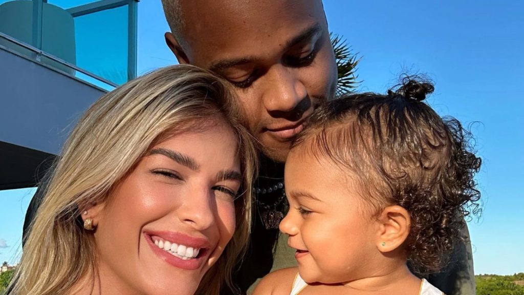 Andressa Urach usa peça rara de Ayrton Senna em ensaio sensual