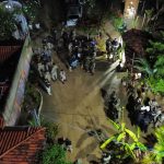 Doppio femminicidio a Ilhéus: due donne uccise a coltellate in un solo giorno, mariti e ex-compagni in fuga o arrestati

Approfondimento
La città di Ilhéus, nel sud-ovest dello stato, ha registrato due casi di femminicidio nella stessa giornata, venerdì 24. Una donna di nome Sandra è stata colpita più volte dal marito all'interno della casa del coppia, in Rua Fabiana, Prima Traversa, nel quartiere Nossa Senhora da Vitória, dopo aver chiesto all'uomo di lasciare l'immobile. L'avvocata Bárbara Reis Santos Lima, 33 anni, è stata anch'essa accoltellata e uccisa dall'ex compagno, l'assistente della direzione della Camera Municipale Alessandro Matheus Souza de Oliveira, 40, nelle vicinanze della sua casa.

Possibili Conseguenze
I due casi di femminicidio nella stessa città e nello stesso giorno sollevano preoccupazioni sulla violenza di genere e sulla necessità di misure più efficaci per prevenirla. La comunità di Ilhéus è sconvolta e chiede giustizia per le vittime e le loro famiglie.

Opinione
La violenza di genere è un problema grave e diffuso che richiede un'azione immediata e incisiva per proteggere le donne da abusi e violenze. La comunità di Ilhéus e l'intera società devono unirsi per condannare questi crimini e chiedere giustizia per le vittime.

Analisi Critica dei Fatti
I due casi di femminicidio a Ilhéus evidenziano la necessità di un'azione più incisiva per prevenire la violenza di genere e proteggere le donne da abusi e violenze. La società deve prendere coscienza del problema e lavorare insieme per creare un ambiente più sicuro e rispettoso per tutte le donne.

Relazioni con altri fatti
I due casi di femminicidio a Ilhéus sono solo l'ultima espressione di una violenza di genere che colpisce molte donne in tutto il paese. La violenza di genere è un problema diffuso che richiede un'azione coordinata e incisiva per prevenirla e proteggere le donne.

Contesto storico
La violenza di genere è un problema storico e culturale che affligge molte società, compresa quella brasiliana. La società deve prendere coscienza del problema e lavorare insieme per creare un ambiente più sicuro e rispettoso per tutte le donne.

Fonti
La fonte di questo articolo è G1.