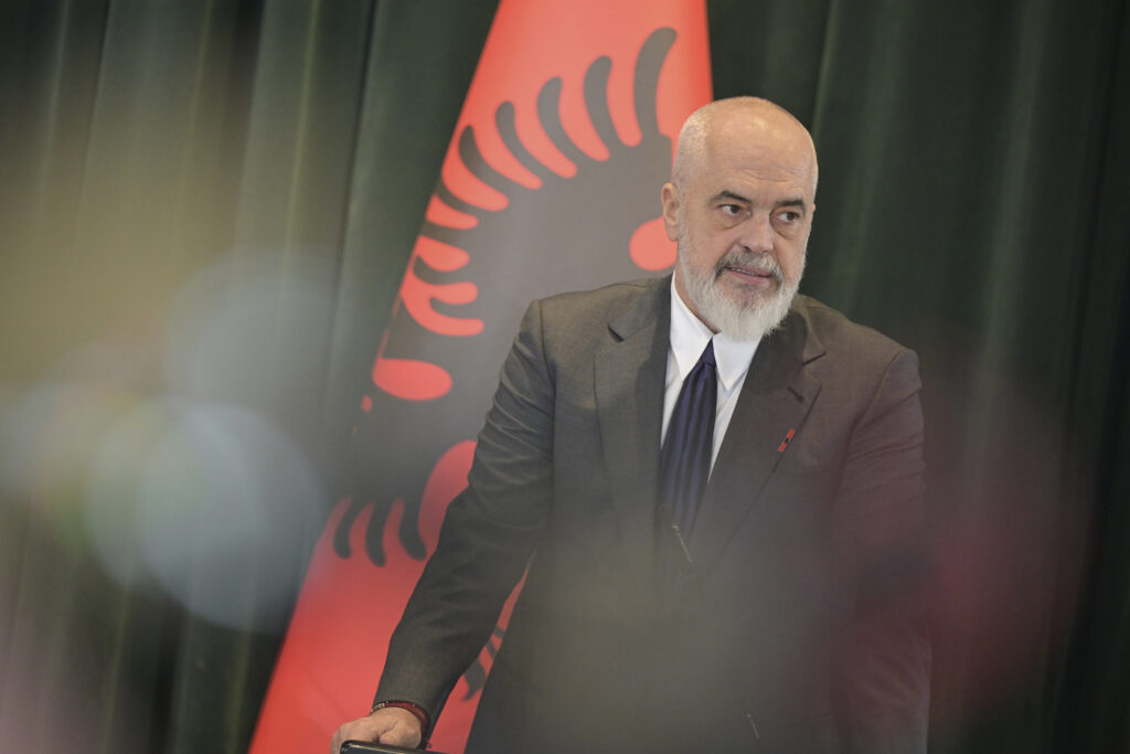 Allargamento, von der Leyen in Albania per spingere gli investimenti. Tirana “è sulla strada giusta verso l’Ue”