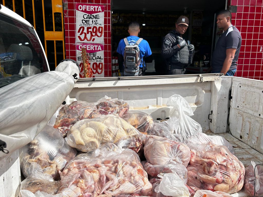 Coppia Uccisa a Colpi di Arma da Fuoco a Feira de Santana: Sospettati Morti in Confronto con la Polizia 

Approfondimento
Il caso di omicidio della coppia Vitor Emanuel Galdino e Lima e Thayna Soares dos Santos, avvenuto a Feira de Santana, è stato affidato alla Delegacia di Omicidi della città. Le indagini sono in corso per chiarire le circostanze dell&#039;omicidio e per identificare eventuali altri responsabili.

Possibili Conseguenze
Il caso potrebbe avere conseguenze importanti per la sicurezza pubblica nella zona. La Polizia Militare ha assicurato di essere impegnata a risolvere il caso e a portare i responsabili alla giustizia, al fine di prevenire crimini simili in futuro.

Opinione
Il caso ha sollevato preoccupazioni sulla sicurezza pubblica nella zona. È importante che le autorità prendano misure efficaci per prevenire crimini simili in futuro, come ad esempio aumentare la presenza di agenti di polizia nelle aree a rischio e implementare programmi di prevenzione della criminalità.

Analisi Critica dei Fatti
Il caso presenta alcuni aspetti critici, come la presenza di armi da fuoco e la reazione violenta dei sospettati. È importante che le autorità analizzino attentamente i fatti per comprendere meglio le dinamiche del crimine e per identificare eventuali carenze nella sicurezza pubblica.

Relazioni con altri Fatti
Il caso potrebbe essere collegato ad altri crimini nella zona. È importante che le autorità investigano su eventuali collegamenti per comprendere meglio la situazione e per identificare eventuali pattern di criminalità.

Contesto Storico
Il caso si inserisce in un contesto di violenza e criminalità nella zona. È importante che le autorità prendano misure efficaci per prevenire crimini simili in futuro e per garantire la sicurezza pubblica, attraverso la implementazione di programmi di prevenzione della criminalità e l&#039;aumento della presenza di agenti di polizia nelle aree a rischio.

Fonti
La fonte dell&#039;articolo è Notícias da Bahia. Il link diretto all&#039;articolo è https://www.noticiasdabahia.com.br/casal-assassinado-a-tiros-em-feira-de-santana.