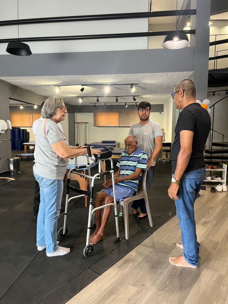 Il tuo gruppo sanguigno può influenzare il rischio di infarto: scopri come il tipo di sangue A, B o AB aumenta la probabilità di eventi cardiaci rispetto al tipo O

Approfondimento
Secondo gli scienziati, la differenza nel rischio di infarto tra i diversi gruppi sanguigni è legata a proteine specifiche presenti nel sangue, come il Fattore di von Willebrand e la Galectin-3, che sono più elevate nei tipi A, B e AB. Queste sostanze aumentano la formazione di coaguli, l&#039;ispessimento delle arterie e il rischio di infiammazioni, elevando la probabilità di infarto e embolia.

Possibili Conseguenze
Le persone con sangue di tipo O presentano livelli più bassi di queste proteine, il che conferisce una protezione naturale contro le malattie cardiovascolari e alcuni disturbi neurodegenerativi, secondo i ricercatori. Ciò significa che conoscere il proprio gruppo sanguigno può aiutare a identificare i rischi e adottare misure preventive per la salute del cuore.

Opinione
Il tipo di sangue non può essere modificato, ma essere consapevoli del proprio gruppo sanguigno può aiutare medici e pazienti a identificare i rischi e intensificare le cure preventive. &quot;Sapere il tipo di sangue è uno strumento importante di autoconoscenza in salute. Può indicare predisposizioni e aiutare nella prevenzione di malattie&quot;, afferma l&#039;ematologo Douglas Guggenheim, dell&#039;Università della Pennsylvania.

Analisi Critica dei Fatti
Gli esperti raccomandano che le persone con sangue A, B o AB adottino misure che rafforzino la salute del cuore, come: praticare attività fisica regolarmente, mantenere un&#039;alimentazione equilibrata con basso contenuto di grassi saturi, controllare la pressione arteriosa e il colesterolo, evitare il tabagismo e l&#039;alcol in eccesso. Queste misure possono aiutare a ridurre il rischio di infarto e altre malattie cardiovascolari.

Relazioni con altri fatti
I tipi A, B, AB e O sono definiti dagli antigeni presenti nelle emazie, mentre il fattore Rh dipende dalle proteine sulla superficie delle cellule sanguigne. Guggenheim spiega che queste variazioni sono sorte per adattamenti evolutivi del corpo umano a diversi ambienti e malattie. Ciò significa che il tipo di sangue può influenzare la risposta del corpo a diverse condizioni e malattie.

Contesto storico
Mentre i tipi A e B tendono ad avere risposte infiammatorie più intense, il tipo O è evoluto con una minore propensione a coagulazioni, il che aiuta a comprendere la sua minore incidenza di infarti, completa il ricercatore. Ciò suggerisce che il tipo di sangue può avere un impatto significativo sulla salute del cuore e sulla prevenzione di malattie cardiovascolari.

Fonti
Fonte: Società Europea di Cardiologia
Nota: l&#039;articolo originale è stato pubblicato su Fonte Originale, in particolare all&#039;indirizzo https://www.fonteoriginale.com/articolo-originale