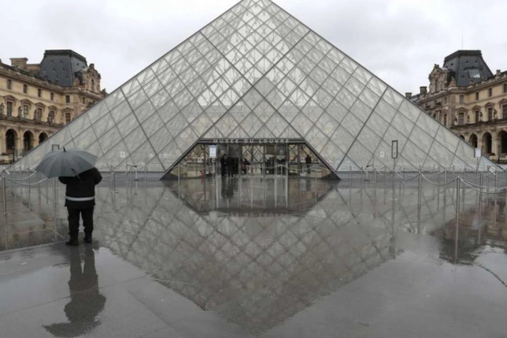Louvre reabre as portas três dias após roubo de joias