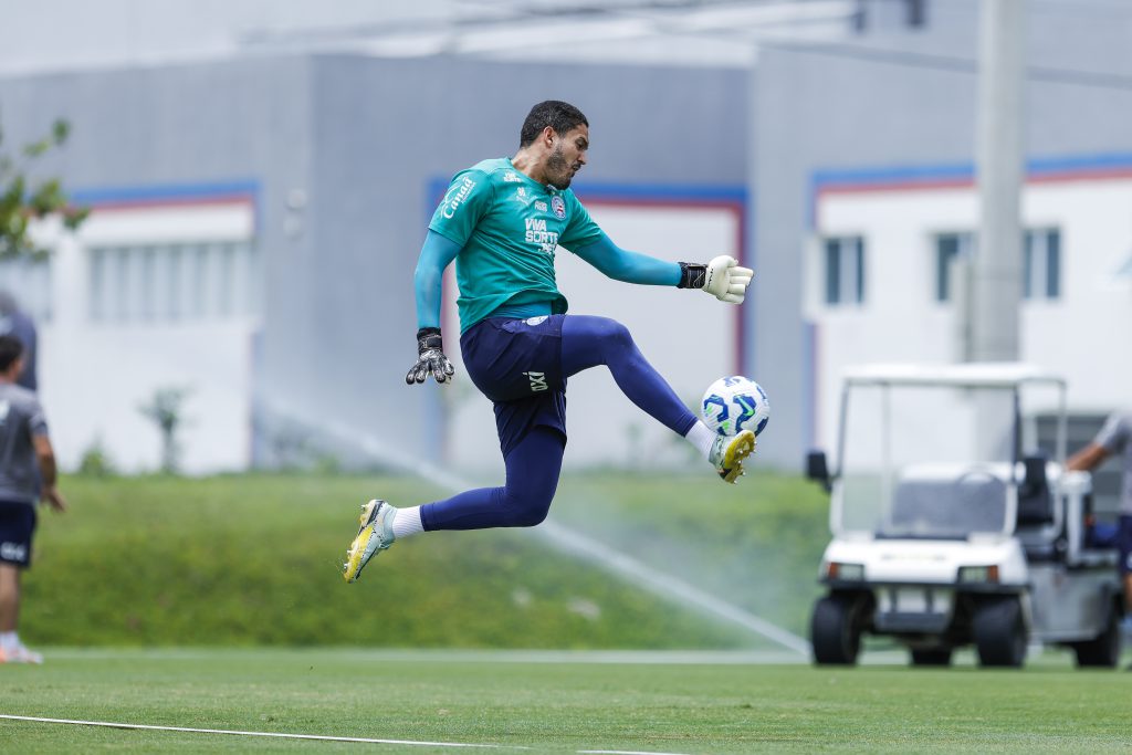 São Paulo alle prese con un&#039;emergenza lesioni: sfida contro il Bahia con un team di riserve

Approfondimento
Il São Paulo cerca di liberarsi da una delle sue peggiori sequenze senza vittorie in tutta la storia e non accumulava tre sconfitte consecutive dal 1936. I giocatori assenti sono:

Oscar: in trattamento per lesione muscolare alla gamba sinistra, con allenamento neuromuscolare e corsa lineare sul campo;
Luan: in trattamento per lesione al muscolo adduttore destro, con allenamento neuromuscolare e corsa lineare sul campo;
Rafael Toloi: si sta riprendendo da lesione alla regione posteriore della coscia sinistra;
Cédric: in trattamento clinico per frattura al primo dito del piede destro (hálux), con allenamento adattato per mantenimento delle valenze fisiche;
Leandro: con dolori al ginocchio sinistro, il portiere alterna periodi di trattamento e allenamenti specifici e adattati con i preparatori di portieri;
Dinenno: in lavoro di fisioterapia dopo essere stato sottoposto a una artroscopia per la pulizia del menisco del ginocchio destro;
Wendell: in trattamento per rottura parziale della fascia plantare del piede sinistro, con allenamento neuromuscolare;
Calleri: si sta riprendendo da un&#039;operazione per la ricostruzione del legamento crociato anteriore del ginocchio sinistro;
Ryan: in trattamento dopo un&#039;operazione per la ricostruzione del legamento crociato anteriore del ginocchio sinistro;
André Silva: in trattamento per lesione al legamento crociato posteriore e stiramento al crociato anteriore del ginocchio destro.


Possibili Conseguenze
La mancanza di questi giocatori potrebbe avere un impatto significativo sulla partita e sulla classifica del São Paulo. La squadra dovrà trovare un modo per compensare le assenze e cercare di ottenere una vittoria importante per la sua stagione.

Opinione
La situazione del São Paulo è certamente difficile, ma la squadra non può permettersi di perdere altre partite. Il tecnico Hernán Crespo dovrà trovare un modo per motivare i suoi giocatori e cercare di ottenere una vittoria contro il Bahia.

Analisi Critica dei Fatti
La mancanza di giocatori importanti come Oscar, Calleri e Wendell sarà sicuramente sentita. La squadra dovrà trovare un modo per compensare le assenze e cercare di ottenere una vittoria importante per la sua stagione. La partita contro il Bahia sarà un test importante per il São Paulo e la sua capacità di reagire alle difficoltà.

Relazioni con altri fatti
La partita contro il Bahia è solo una delle sfide che il São Paulo dovrà affrontare in questo periodo. La squadra dovrà anche cercare di migliorare la sua classifica e ottenere punti importanti per la sua stagione.

Contesto storico
Il São Paulo è una delle squadre più importanti del Brasile e ha una lunga storia di successi. Tuttavia, la squadra sta attualmente attraversando un periodo difficile e dovrà trovare un modo per tornare ai vertici del calcio brasiliano.

Fonti
Fonte: UOL Esporte