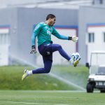 São Paulo alle prese con un'emergenza lesioni: sfida contro il Bahia con un team di riserve

Approfondimento
Il São Paulo cerca di liberarsi da una delle sue peggiori sequenze senza vittorie in tutta la storia e non accumulava tre sconfitte consecutive dal 1936. I giocatori assenti sono:

Oscar: in trattamento per lesione muscolare alla gamba sinistra, con allenamento neuromuscolare e corsa lineare sul campo;
Luan: in trattamento per lesione al muscolo adduttore destro, con allenamento neuromuscolare e corsa lineare sul campo;
Rafael Toloi: si sta riprendendo da lesione alla regione posteriore della coscia sinistra;
Cédric: in trattamento clinico per frattura al primo dito del piede destro (hálux), con allenamento adattato per mantenimento delle valenze fisiche;
Leandro: con dolori al ginocchio sinistro, il portiere alterna periodi di trattamento e allenamenti specifici e adattati con i preparatori di portieri;
Dinenno: in lavoro di fisioterapia dopo essere stato sottoposto a una artroscopia per la pulizia del menisco del ginocchio destro;
Wendell: in trattamento per rottura parziale della fascia plantare del piede sinistro, con allenamento neuromuscolare;
Calleri: si sta riprendendo da un'operazione per la ricostruzione del legamento crociato anteriore del ginocchio sinistro;
Ryan: in trattamento dopo un'operazione per la ricostruzione del legamento crociato anteriore del ginocchio sinistro;
André Silva: in trattamento per lesione al legamento crociato posteriore e stiramento al crociato anteriore del ginocchio destro.


Possibili Conseguenze
La mancanza di questi giocatori potrebbe avere un impatto significativo sulla partita e sulla classifica del São Paulo. La squadra dovrà trovare un modo per compensare le assenze e cercare di ottenere una vittoria importante per la sua stagione.

Opinione
La situazione del São Paulo è certamente difficile, ma la squadra non può permettersi di perdere altre partite. Il tecnico Hernán Crespo dovrà trovare un modo per motivare i suoi giocatori e cercare di ottenere una vittoria contro il Bahia.

Analisi Critica dei Fatti
La mancanza di giocatori importanti come Oscar, Calleri e Wendell sarà sicuramente sentita. La squadra dovrà trovare un modo per compensare le assenze e cercare di ottenere una vittoria importante per la sua stagione. La partita contro il Bahia sarà un test importante per il São Paulo e la sua capacità di reagire alle difficoltà.

Relazioni con altri fatti
La partita contro il Bahia è solo una delle sfide che il São Paulo dovrà affrontare in questo periodo. La squadra dovrà anche cercare di migliorare la sua classifica e ottenere punti importanti per la sua stagione.

Contesto storico
Il São Paulo è una delle squadre più importanti del Brasile e ha una lunga storia di successi. Tuttavia, la squadra sta attualmente attraversando un periodo difficile e dovrà trovare un modo per tornare ai vertici del calcio brasiliano.

Fonti
Fonte: UOL Esporte