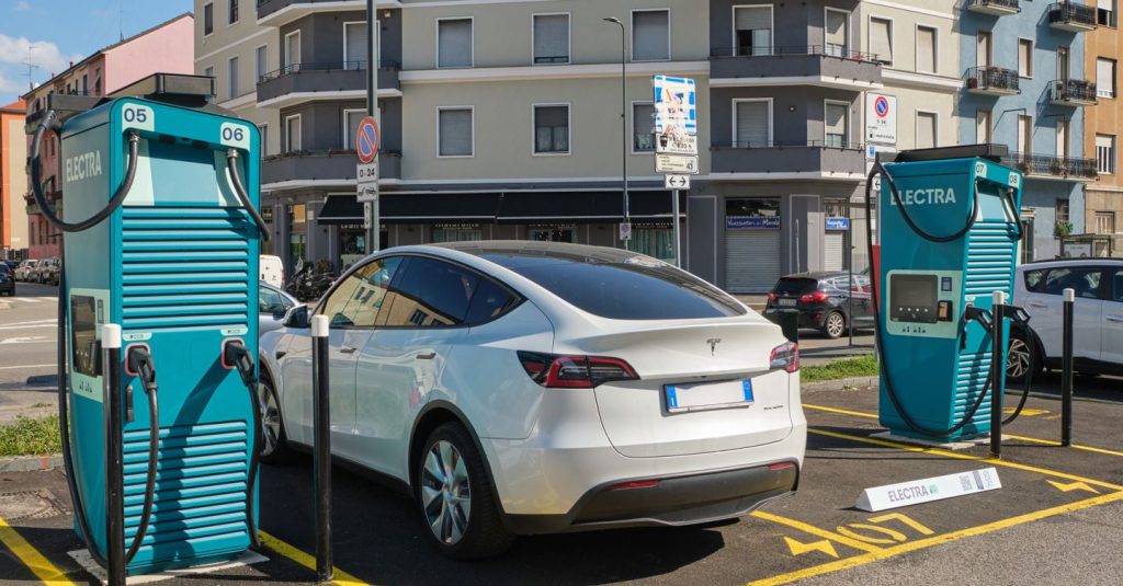Rete di ricarica ultraveloce a Milano: Electra punta a soddisfare la crescente domanda di veicoli elettrici con 17 hub entro il 2026