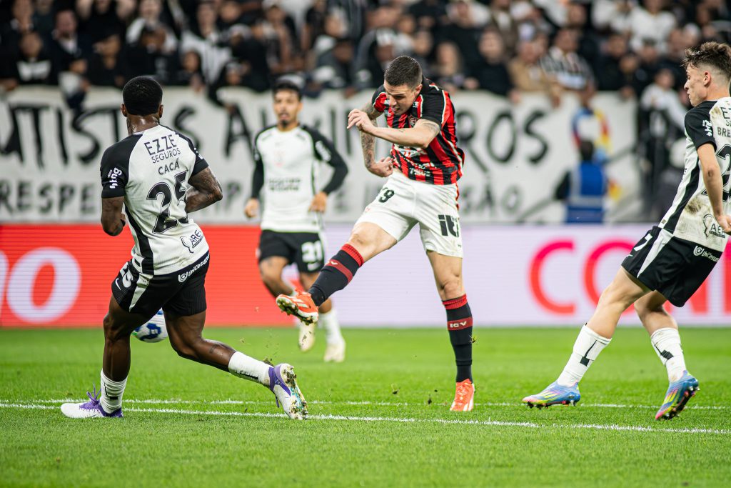 Indagine sul contratto di patrocinio del Vitória: la 7K Bet sotto accusa per presunte irregolarità nella vendita di biglietti 

Approfondimento
La 7K Bet è stata presentata dalla dirigenza del Vitória come la più grande patrocinatrice della storia del club, con un valore di 16 milioni di real brasiliani all&#039;anno e potendo raggiungere i 20 milioni di real brasiliani per obiettivi. Il contratto è valido fino alla fine del 2027.

Possibili Conseguenze
Le possibili conseguenze di questa inchiesta potrebbero essere gravi per la 7K Bet e per il Vitória, in quanto potrebbero comportare sanzioni economiche e danni alla reputazione del club e della patrocinatrice.

Opinione
Non è possibile esprimere un&#039;opinione in quanto si tratta di un fatto in corso di indagine. Tuttavia, è importante notare che la trasparenza e la correttezza sono fondamentali nello sport e nell&#039;economia.

Analisi Critica dei Fatti
L&#039;analisi critica dei fatti rivela che la 7K Bet e il Vitória potrebbero aver commesso irregolarità nella vendita di biglietti per partite. È importante che il Cade esamini attentamente il caso e prenda le misure necessarie per garantire la correttezza e la trasparenza nello sport.

Relazioni con altri Fatti
Questo caso potrebbe essere collegato ad altri fatti di irregolarità nello sport e nell&#039;economia. È importante che le autorità competenti esaminino attentamente tutti i casi e prendano le misure necessarie per garantire la correttezza e la trasparenza.

Contesto Storico
Il contesto storico di questo caso è importante per comprendere le motivazioni e le conseguenze delle azioni della 7K Bet e del Vitória. È importante esaminare attentamente il contratto di patrocinio e le condizioni in cui è stato stipulato.

Fonti
La fonte di questo articolo è il portale O GLOBO e il Portale A TARDE. Per maggiori informazioni, si può visitare il sito web del Cade e del Vitória.
Fonte: O GLOBO e A TARDE