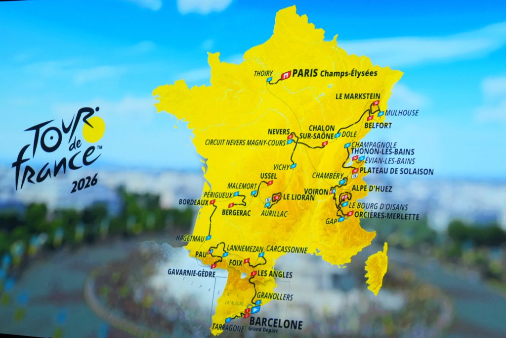 Il Percorso Ufficiale del Tour de France 2026: Tappe, Favoriti e Sfide

Il Percorso del Tour de France 2026
È stato svelato oggi il percorso del Tour de France 2026, in programma dal 4 al 26 luglio prossimi. La 113esima edizione della Grande Boucle scatterà da Barcellona, per la prima volta dal 1971 con una crono a squadre. Il terzo giorno la corsa lascerà la Spagna e arriverà sul versante orientale dei Pirenei passando per Les Angles prima di dirigersi a ovest verso Pau.

Il Percorso: Doppio Passaggio sull&#039;Alpe d&#039;Huez
In tutto, saranno 3.333 chilometri di corsa, con la tradizionale chiusura sugli Champs-Elysées di Parigi dopo il circuito di Montmartre, confermato anche quest&#039;anno. Il percorso comprende due cronometro e otto tappe di montagna, tra cui un doppio passaggio sull&#039;Alpe d&#039;Huez in due frazioni di fila nell&#039;ultima settimana e l&#039;inedita ascesa al Plateau de Solaison nella 15esima tappa.

Pogacar per la Storia, è l&#039;Uomo da Battere
L&#039;uomo da battere sarà anche quest&#039;anno Tadej Pogacar, il fuoriclasse sloveno dell&#039;Uae Team Emirates alla caccia di un quinto storico successo. L&#039;anno scorso lo sloveno ha dominato la corsa fin dalle prime tappe chiudendo con oltre 4 minuti di vantaggio sul più accreditato tra i suoi rivali, il danese Jonas Vingegaard. Il trionfo nella passata edizione ha consentito a Pogacar di raggiungere Chris Froome nella classifica dei plurivincitori del Tour a quota 4 successi e di diventare il primo corridore di sempre a finire nelle prime tre posizioni della classifica generale per sei edizioni consecutive.

Le 21 Tappe del Tour 2026
Queste le 21 tappe del Tour de France 2026:

Tappa 1 (04/07): Barcellona – Barcellona (19,7 km – cronosquadre)
Tappa 2 (05/07): Tarragona – Barcellona (178 km)
Tappa 3 (06/07): Granollers – Les Angles (196 km)
Tappa 4 (07/07): Carcassonne – Foix (182 km)
Tappa 5 (08/07): Lannemezan – Pau (158 km)
Tappa 6 (09/07): Pau – Gavarnie-Gèdre (186 km)
Tappa 7 (10/07): Hagetmau – Bordeaux (175 km)
Tappa 8 (11/07): Périguex – Bergerac (182 km)
Tappa 9 (12/07): Malemort – Ussel (185 km)
Giorno di riposo
Tappa 10 (14/07): Aurillac – Le Lioran (167 km)
Tappa 11 (15/07): Vichy – Nevers (161 km)
Tappa 12 (16/07): Magny-Cours – Chalon-sur-Saône (181 km)
Tappa 13 (17/07): Dole – Belfort (205 km)
Tappa 14 (18/07): Mulhouse – Le Markstein (155 km)
Tappa 15 (19/07): Champagnole – Plateau de Solaison (184 km)
Giorno di riposo
Tappa 16 (21/07): Thonon-les-Bains – Evian-les-Bains (26 km, crono)
Tappa 17 (22/07): Chambery – Voiron (175 km)
Tappa 18 (23/07): Voiron – Orcières-Merlette (185 km)
Tappa 19 (24/07): Gap – Alpe d’Huez (128 km)
Tappa 20 (25/07): Le Bourg d’Oisans – Alpe d’Huez (171 km)
Tappa 21 (26/07): Thoiry – Parigi Champs-Elysées (130 km)


La Top Ten della Classifica del Tour 2025
La top ten della classifica generale del Tour 2025:

1) Tadej Pogacar (Uae Team Emirates-Xrg) con 76h00&#039;32&quot;;
2) Jonas Vingegaard (Visma-Lease a Bike) +4&#039;24&quot;;
3) Florian Lipowitz (Red Bull-Bora-Hansgrohe) +11&#039;00&quot;;
4) Oscar Onley (Picnic PostNl) +12&#039;12&quot;;
5) Felix Gall (Decathlon AG2R La Mondiale Team) +17&#039;12&quot;;
6) Tobias Johannessen (Uno-X Mobility) +20&#039;14&quot;;
7) Kevin Vauquelin (Arkea B&amp;B Hotels) +22&#039;35&quot;;
8) Primoz Roglic (Red Bull-Bora-Hansgrohe) +25&#039;30&quot;;
9) Ben Healy (EF Education-Easypost) +28&#039;02&quot;;
10) Ben O&#039;Connor (Team Jayco Alula) +32&#039;42&quot;.


Approfondimento
Il Tour de France 2026 si preannuncia come un&#039;edizione molto competitiva, con un percorso che metterà a dura prova i corridori. La presenza di due cronometro e otto tappe di montagna renderà la corsa molto impegnativa, e solo i corridori più forti e preparati potranno ambire alla vittoria finale.

Possibili Conseguenze
La vittoria di Tadej Pogacar potrebbe avere conseguenze importanti per la sua carriera e per la storia del ciclismo. Un quinto successo al Tour de France lo porrebbe tra i più grandi corridori di tutti i tempi, e gli darebbe la possibilità di eguagliare il record di cinque vittorie detenuto da Jacques Anquetil, Eddy Merckx, Bernard Hinault e Miguel Indurain.

Opinione
Il Tour de France 2026 sarà un&#039;edizione molto emozionante, con un percorso che offre molte opportunità di attacco e di sorpasso. La presenza di corridori come Tadej Pogacar, Jonas Vingegaard e Primoz Roglic renderà la corsa molto competitiva, e solo il tempo dirà chi sarà il vincitore finale.

Analisi Critica dei Fatti
Il percorso del Tour de France 2026 è stato studiato per offrire molte opportunità di attacco e di sorpasso. La presenza di due cronometro e otto tappe di montagna renderà la corsa molto impegnativa, e solo i corridori più forti e preparati potranno ambire alla vittoria finale. La vittoria di Tadej Pogacar potrebbe avere conseguenze importanti per la sua carriera e per la storia del ciclismo.

Relazioni con altri Fatti
Il Tour de France 2026 sarà un&#039;edizione molto importante per il ciclismo, e la sua influenza si farà sentire anche negli anni a venire. La vittoria di Tadej Pogacar potrebbe avere conseguenze importanti per la sua carriera e per la storia del ciclismo, e renderà il Tour de France 2026 un&#039;edizione da ricordare.

Contesto Storico
Il Tour de France è una delle corse più importanti e più seguite del mondo, e la sua storia è ricca di momenti emozionanti e di corridori leggendari. La vittoria di Tadej Pogacar potrebbe avere conseguenze importanti per la sua carriera e per la storia del ciclismo, e renderà il Tour de France 2026 un&#039;edizione da ricordare.

Fonti
Questo articolo proviene da