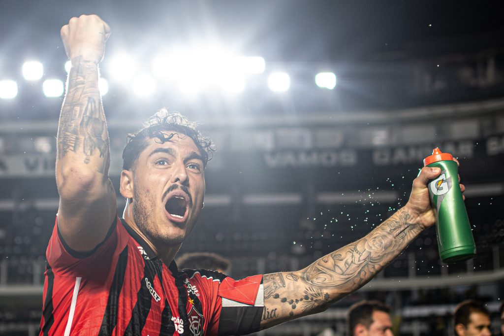 Vitória lancia maglia speciale per celebrare la Coscienza Nera 2025 con design esclusivo e messaggio di rispetto e inclusione 

Approfondimento
La maglia è stata progettata per celebrare la storia e la cultura del popolo nero, e per promuovere la consapevolezza e il rispetto per le differenze. Il club ha affermato che la maglia è &quot;più di un uniforme, è una manifestazione di orgoglio, lotta e appartenenza&quot;.

Possibili Conseguenze
La maglia potrebbe avere un impatto positivo sulla promozione della consapevolezza e del rispetto per le differenze, e potrebbe contribuire a creare un ambiente più inclusivo e rispettoso per tutti i tifosi.

Opinione
Il presidente del Vitória, Fábio Mota, ha affermato che la maglia &quot;è una manifestazione di orgoglio, lotta e appartenenza&quot; e che il club è impegnato a valorizzare le cause sociali e culturali attraverso il design delle maglie.

Analisi Critica dei Fatti
La maglia è stata progettata per celebrare la storia e la cultura del popolo nero, e per promuovere la consapevolezza e il rispetto per le differenze. Tuttavia, è importante notare che la maglia è a edizione limitata e potrebbe non essere accessibile a tutti i tifosi.

Relazioni con altri fatti
La maglia è stata presentata in concomitanza con il Dia da Consciência Negra, che si celebra il 20 novembre. La campagna è stata lanciata per promuovere la consapevolezza e il rispetto per le differenze e per celebrare la storia e la cultura del popolo nero.

Contesto storico
La Coscienza Nera è un movimento che si è sviluppato in Brasile negli anni &#039;70 e &#039;80, con l&#039;obiettivo di promuovere la consapevolezza e il rispetto per le differenze e di celebrare la storia e la cultura del popolo nero.

Fonti
La fonte dell&#039;articolo è EC Vitória. La maglia è stata presentata ufficialmente sul sito web del club e sui social media.