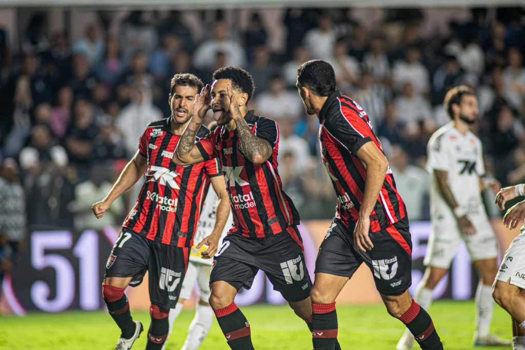 Gomitata shock nella Libertadores: il difensore del Racing Santiago Sosa rimane con il viso sfigurato dopo lo scontro con Marcos Rojo

Approfondimento
La partita tra Flamengo e Racing, valida per la semifinale della Libertadores d&#039;America, ha visto il difensore del Racing Santiago Sosa rimanere con il viso sfigurato dopo una gomitata da parte di Marcos Rojo. L&#039;incidente è avvenuto mentre i giocatori stavano cercando di controllare la palla, e Sosa ha avuto la peggio. La partita è stata vinta dal Flamengo con un gol di Carrascal, e il ritorno è fissato per mercoledì 29 alle 21:30 in Argentina.

Possibili Conseguenze
La gomitata potrebbe avere conseguenze disciplinari per Marcos Rojo, e potrebbe anche influire sulla partita di ritorno. Inoltre, l&#039;incidente potrebbe aumentare la tensione tra le due squadre e i loro tifosi, e potrebbe essere considerato un episodio di antisportività.

Opinione
La gomitata a Sosa è stata un episodio spiacevole e pericoloso, e potrebbe essere considerata un&#039;azione antisportiva. È importante che i giocatori e le autorità prendano misure per prevenire incidenti del genere e garantire la sicurezza dei giocatori. La sicurezza e il fair play sono fondamentali nel calcio, e incidenti come questo possono avere conseguenze negative per lo sport.

Analisi Critica dei Fatti
La partita tra Flamengo e Racing è stata intensa e competitiva, e l&#039;incidente della gomitata a Sosa è stato un momento critico. È importante analizzare le azioni dei giocatori e delle autorità per capire cosa è successo e come prevenire incidenti del genere in futuro. L&#039;analisi dei fatti può aiutare a comprendere le cause dell&#039;incidente e a trovare soluzioni per prevenire episodi simili.

Relazioni con altri fatti
L&#039;incidente della gomitata a Sosa è stato uno degli episodi più discussi della partita, e potrebbe avere conseguenze per la partita di ritorno e per la classifica della Libertadores. Inoltre, l&#039;incidente potrebbe essere collegato ad altri episodi di violenza o antisportività nel calcio, e potrebbe essere considerato un sintomo di un problema più ampio.

Contesto storico
La partita tra Flamengo e Racing è stata giocata nel contesto della semifinale della Libertadores d&#039;America, uno dei tornei più importanti del calcio sudamericano. La competizione è stata caratterizzata da partite intense e competitive, e l&#039;incidente della gomitata a Sosa è stato uno degli episodi più discussi. Il calcio sudamericano è noto per la sua passione e intensità, e incidenti come questo possono avere conseguenze negative per lo sport.

Fonti
La fonte dell&#039;articolo è Uol. L&#039;articolo originale può essere trovato al link https://www.uoltava.com/esportes/futebol/jogador-fica-com-rosto-desfigurado-apos-cotovelada-na-libertadores-223456.html.