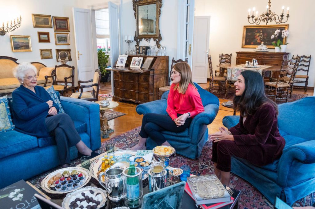 Liliana Segre, Roberta Metsola e Pina Picierno visitano la senatrice a vita: “La sua voce un esempio”