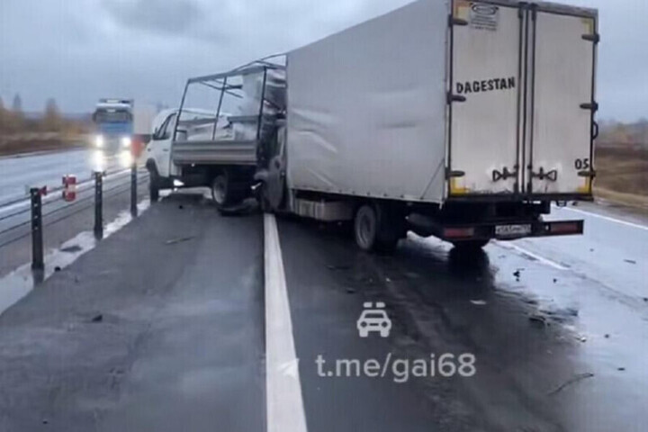 Incidente Mortale in Russia: Autista Schiacciato dalla sua Gazel durante la Riparazione sulla Strada Federale R-22 Caspio