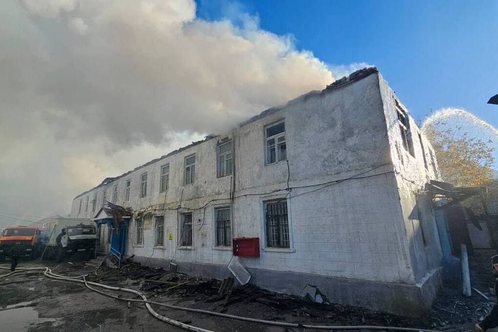 Здание поликлиники пострадало в Дагестане в ходе крупного пожара