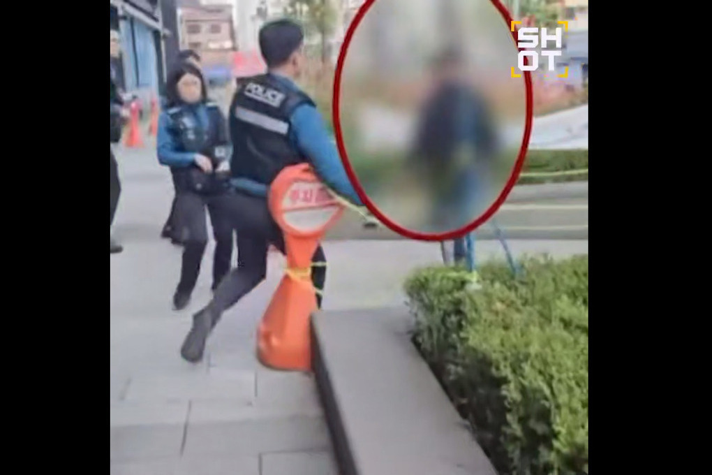 Incidente a Seul: cittadino russo ubriaco attacca polizia con coltello, preoccupazioni per la sicurezza pubblica 

Approfondimento
L&#039;incidente ha sollevato preoccupazioni sulla sicurezza pubblica e sul comportamento di alcuni individui in stato di ebbrezza. La polizia coreana sta indagando sull&#039;incidente e sta valutando le misure da adottare per prevenire simili episodi in futuro.

Possibili Conseguenze
Le conseguenze di questo incidente potrebbero essere gravi, sia per il cittadino russo coinvolto che per le relazioni tra la Russia e la Corea del Sud. È possibile che il cittadino russo sia soggetto a procedimenti giudiziari e a sanzioni severe.

Opinione
Non è possibile esprimere un&#039;opinione su questo incidente senza conoscere tutti i fatti. Tuttavia, è chiaro che il comportamento di alcuni individui in stato di ebbrezza può essere pericoloso e inaccettabile.

Analisi Critica dei Fatti
L&#039;analisi dei fatti rivela che l&#039;incidente è stato causato da un comportamento irresponsabile e pericoloso. È importante che le autorità coreane e russe collaborino per prevenire simili episodi in futuro.

Relazioni con altri fatti
Questo incidente non sembra essere collegato ad altri eventi o incidenti. Tuttavia, è possibile che abbia un impatto sulle relazioni tra la Russia e la Corea del Sud.

Contesto storico
Non ci sono precedenti storici diretti che possano aiutare a comprendere meglio questo incidente. Tuttavia, è importante considerare il contesto più ampio delle relazioni tra la Russia e la Corea del Sud.

Fonti
La fonte di questo articolo è Shot. Si consiglia di consultare altre fonti per avere una visione più completa dell&#039;incidente.