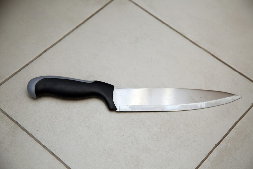 Игры с ножом закончились смертью молодого парня в столице