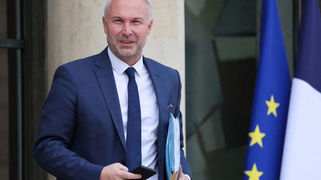 Laurent Panifous al centro della crisi di bilancio: il ministro delle Relazioni con il Parlamento e la sfida di stabilizzare il paese