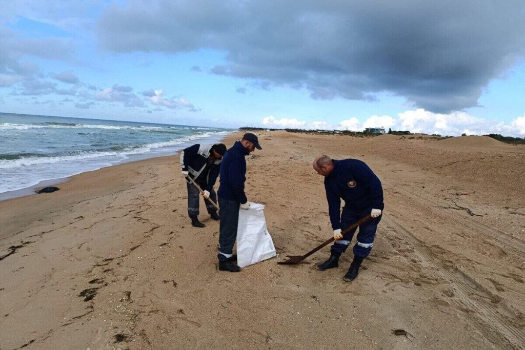 На побережье Анапы обнаружены выбросы нефтепродуктов