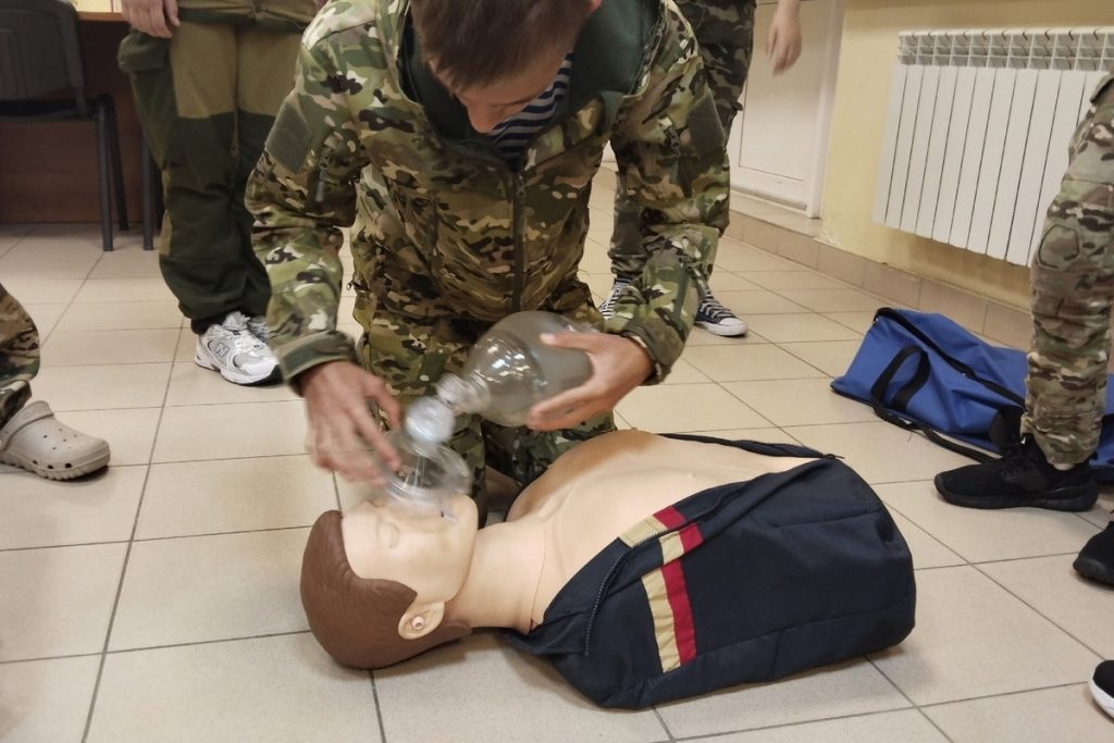 Серпуховские курсанты отрабатывают вопросы по военно-медицинской подготовке