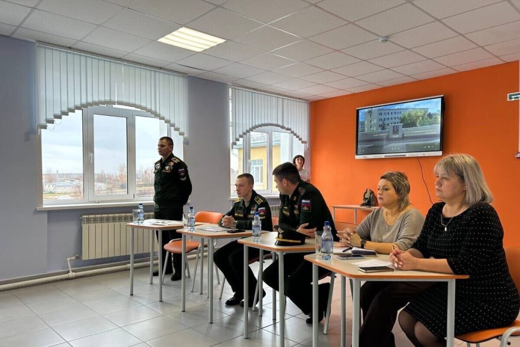 В Русском Камешкире прошла профориентационная встреча с представителями военного института