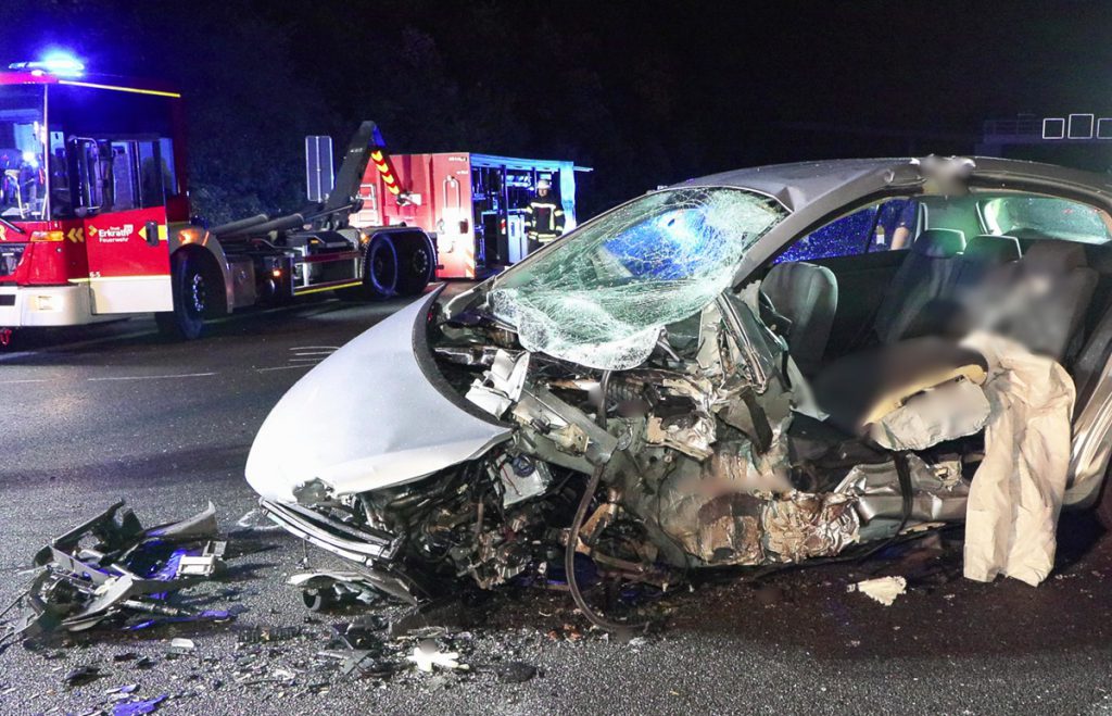 Geisterfahrer rast auf A3 Richtung Oberhausen ++ 1 Toter ++ Mehrere Verletzte