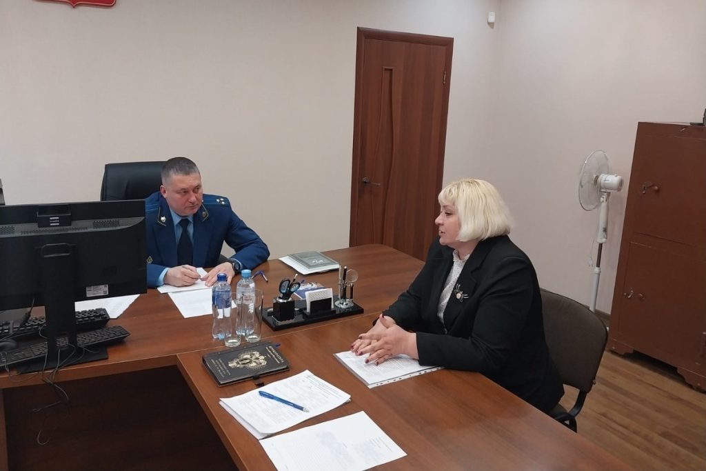 Зампрокурора Орловской области провёл личный приём жителей Новосильского района