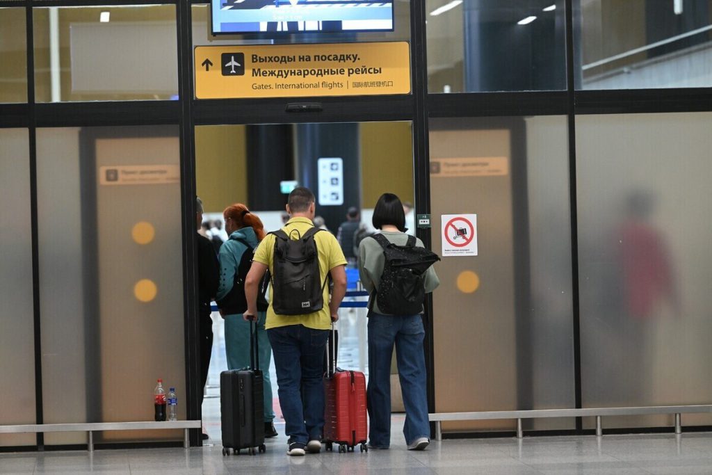 В МВД опровергли информацию об ограничении выезда россиян призывного возраста