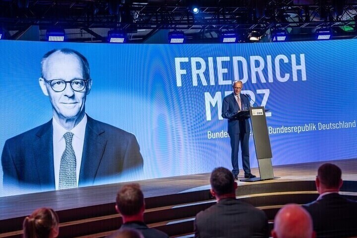 Il Cancelliere Tedesco Friedrich Merz Chiede Aiuto agli Stati Uniti per Sostenere l&#039;Ucraina nella Crisi in Corso