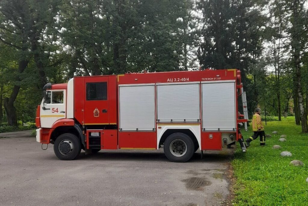 Incendio a Murnansk: vigili del fuoco intervenuti nella ex fabbrica di polli Snezhnaya, preoccupazioni per la salute pubblica e l&#039;ambiente