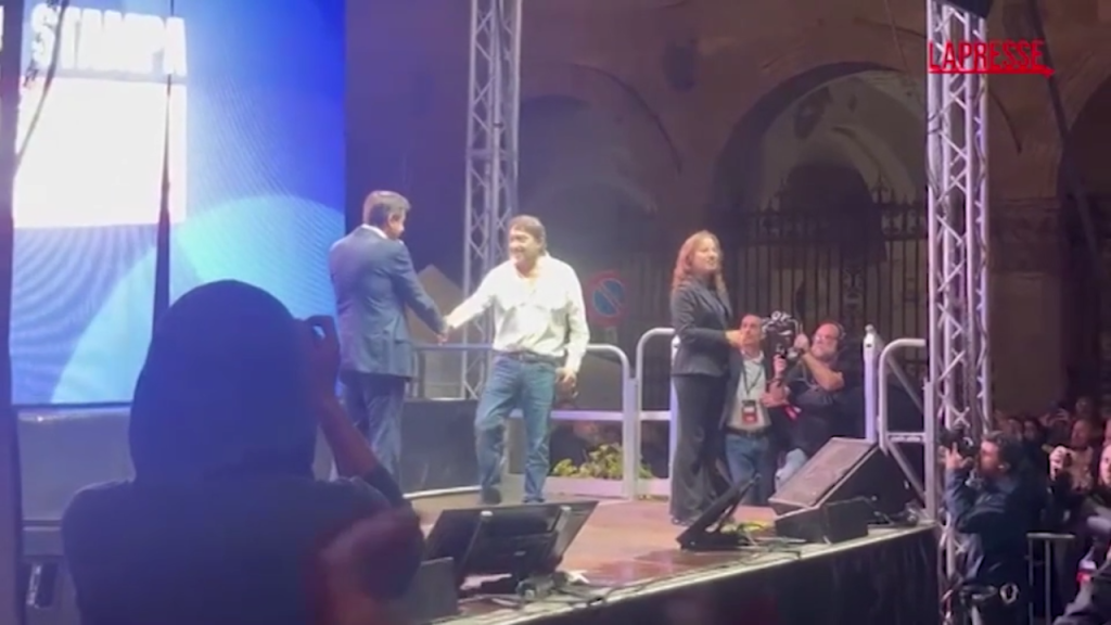 Sigfrido Ranucci Riceve Ovatione a Roma in Manifestazione per la Libertà di Stampa Dopo Attentato