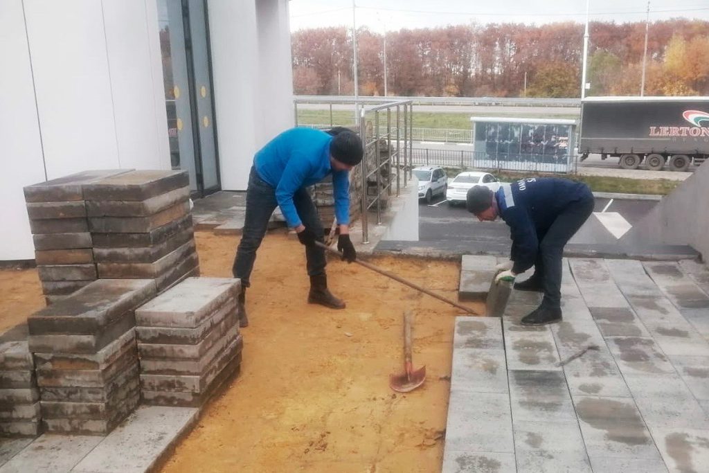 Lavori di manutenzione a Lipetsk: iniziato il demontaggio della pavimentazione pedonale nel microdistretto di Elets