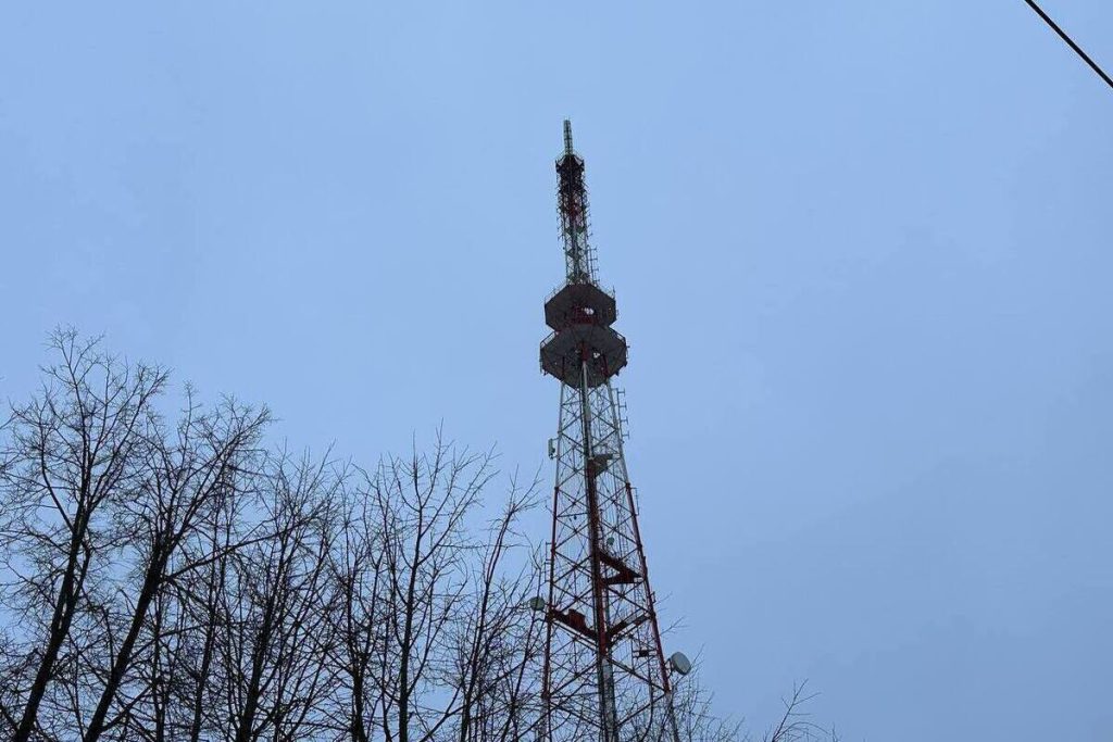 La Torre della Televisione di Novgorod si Illumina per la Giornata del Custode Giudiziario