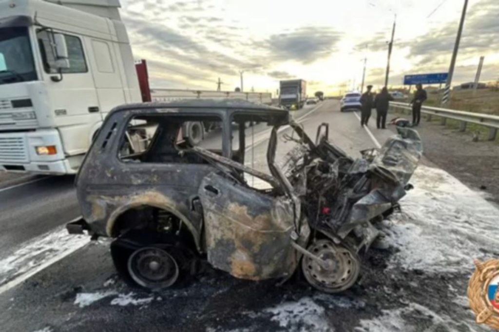 В Ростовской области в страшной аварии с грузовиком погиб водитель легковушки