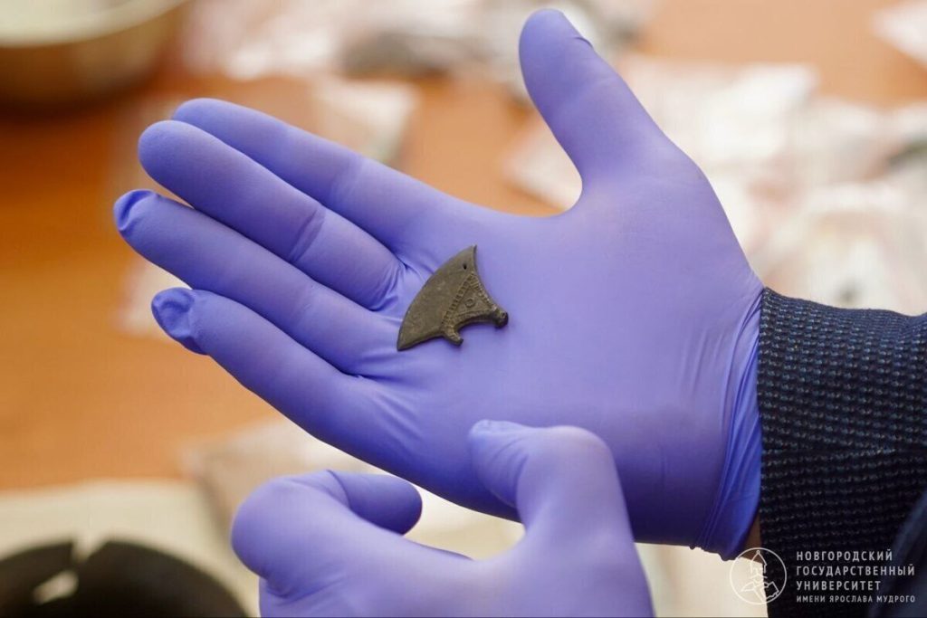 Scoperta archeologica a Novgorod: antichi giocattoli per bambini gettano luce sulla vita quotidiana nel Medioevo