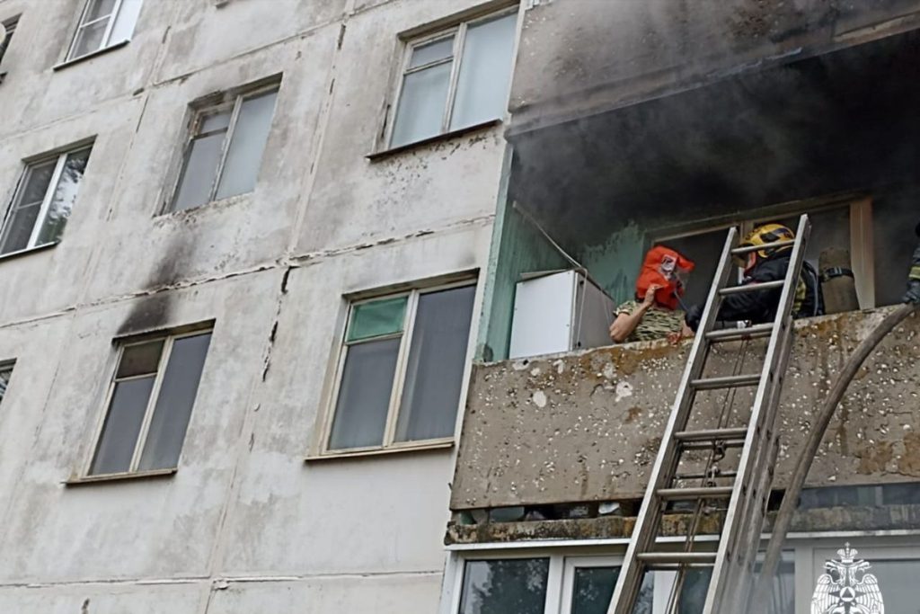 В поселке Никольское на пожаре спасены четверо детей и 14 взрослых