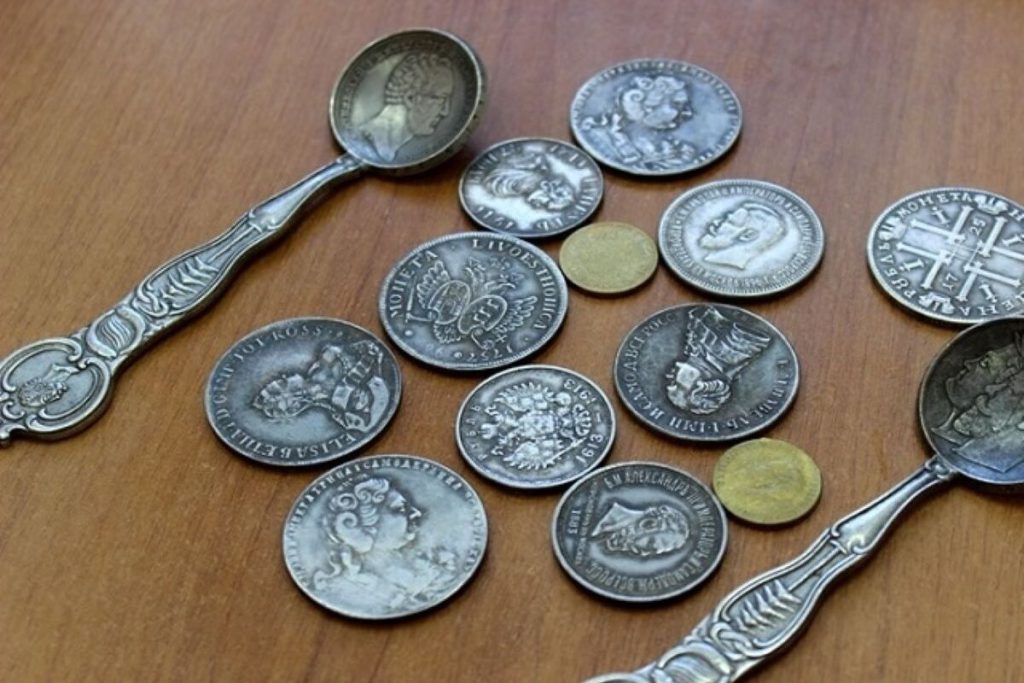 Мошенники продавали под видом антикварных монет дешевые сувениры