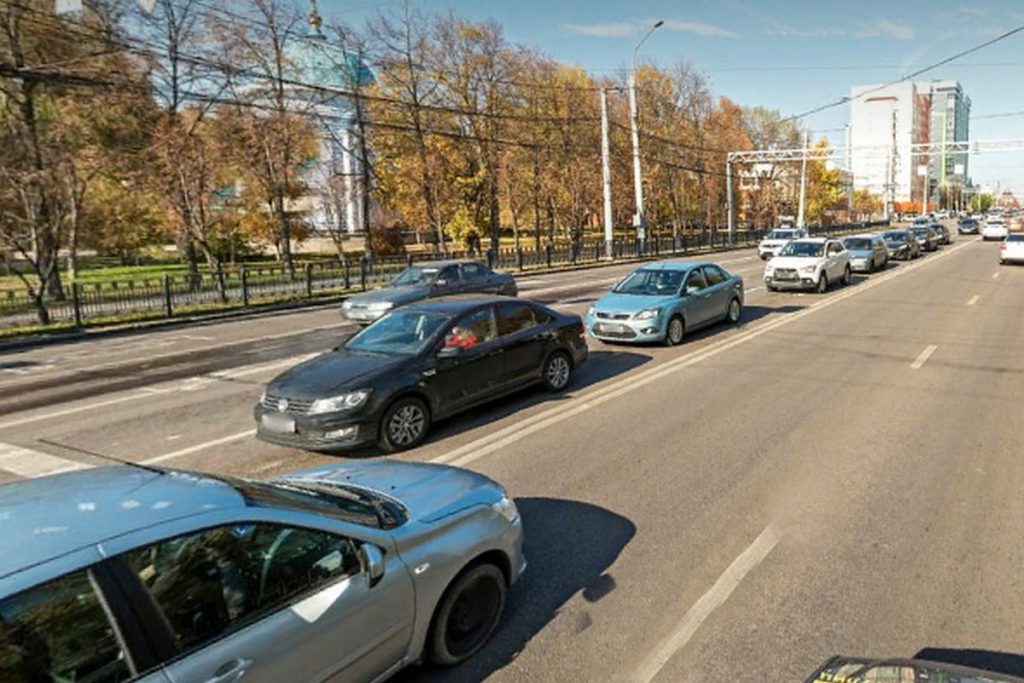 В воронежских «Озерках» задержали полуголого мужчину, кидающегося на машины