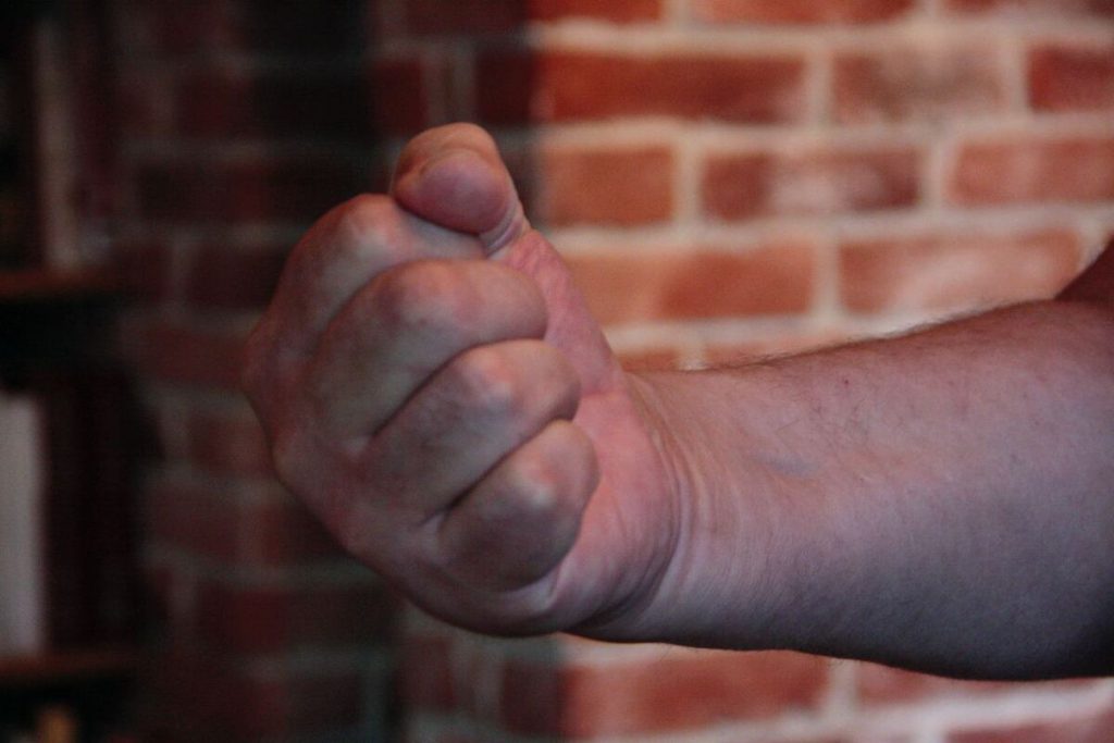 Adolescente di 17 anni accusato di aggressione a poliziotto: le possibili conseguenze e il contesto sociale